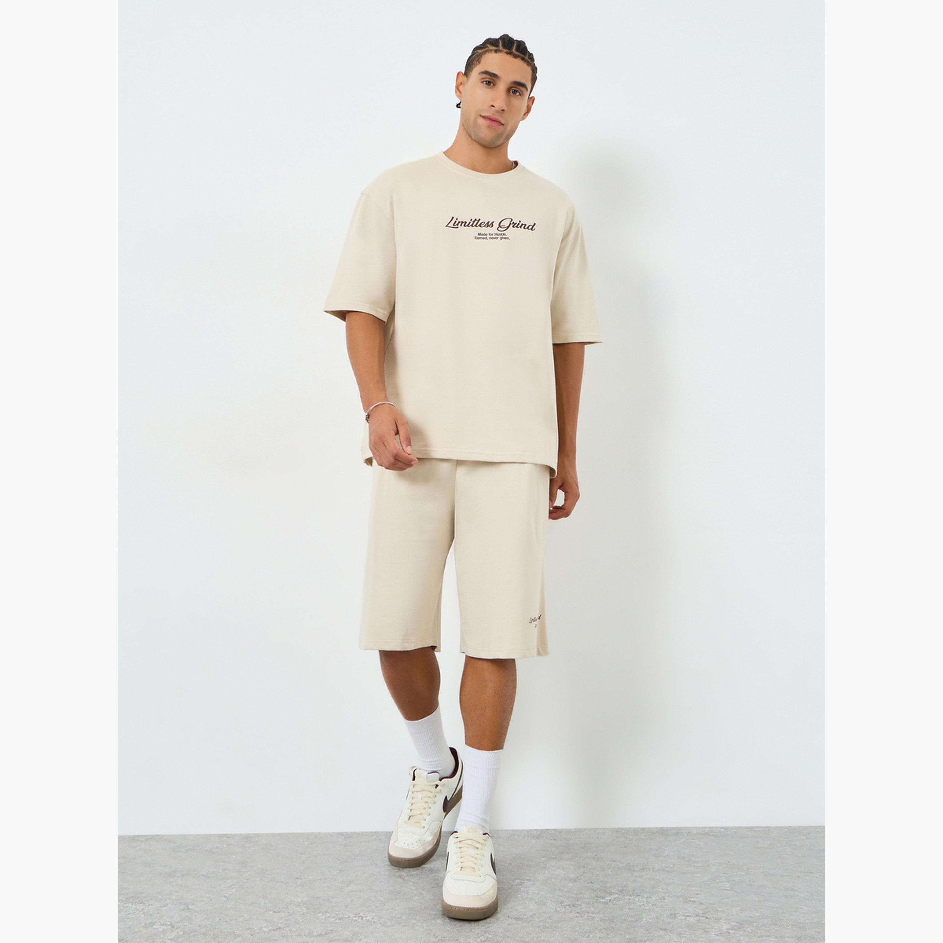 طقم منسق من شورت وتيشيرت واسع بطبعة جرافيك-men-clothing-coordsets-image-1