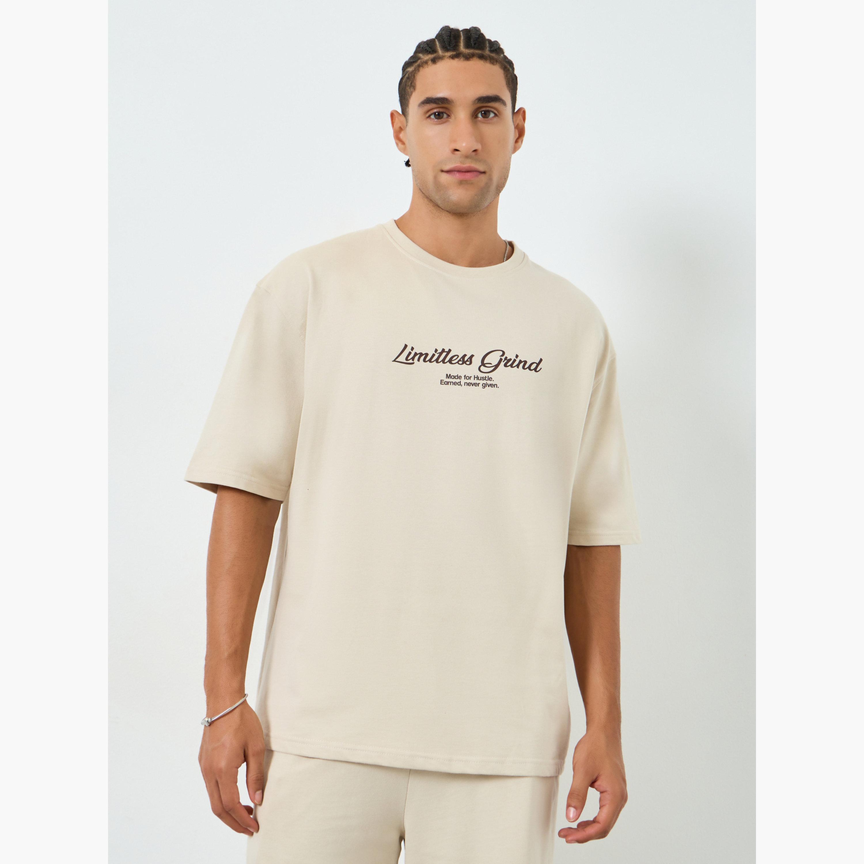 طقم منسق من شورت وتيشيرت واسع بطبعة جرافيك-men-clothing-coordsets-image-2