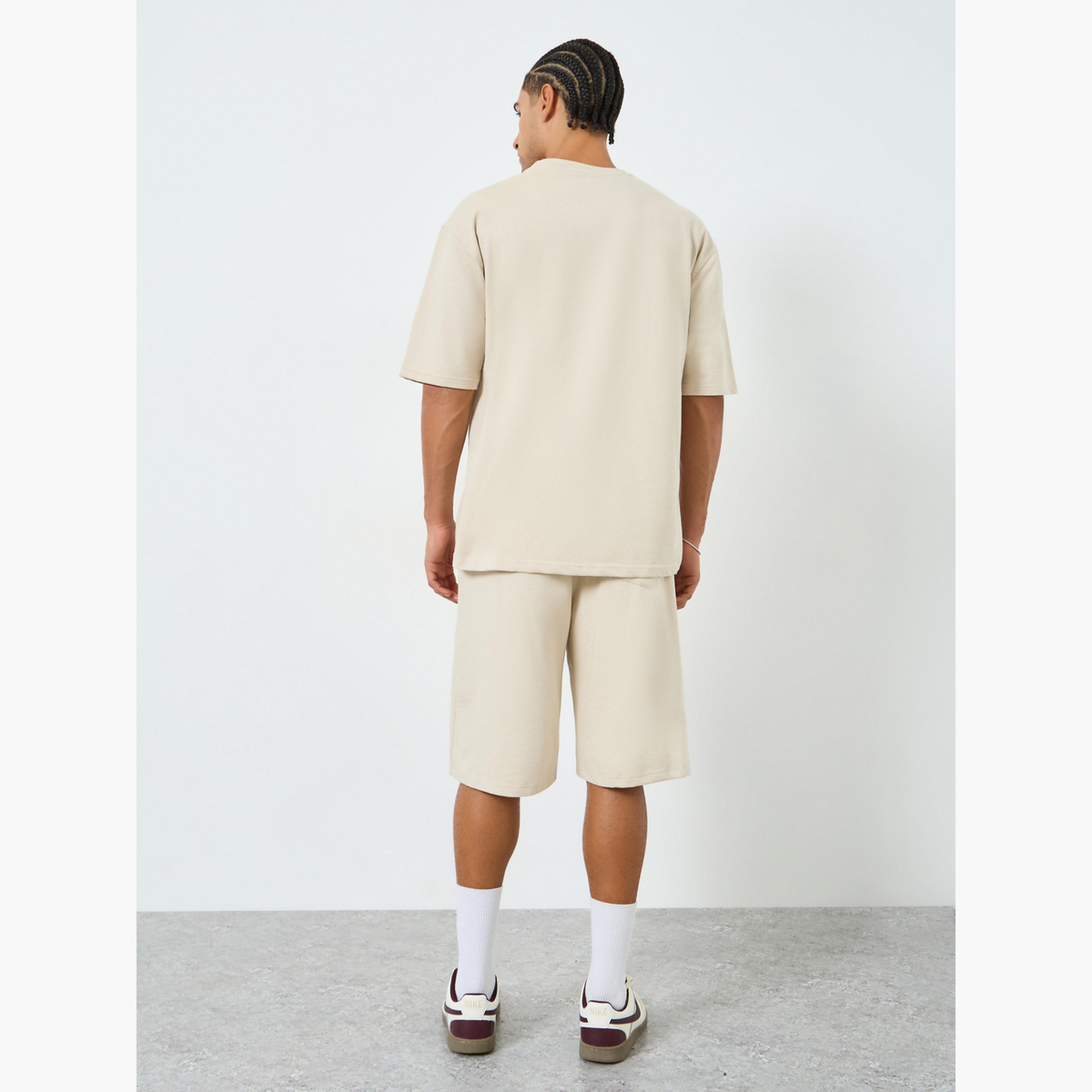 طقم منسق من شورت وتيشيرت واسع بطبعة جرافيك-men-clothing-coordsets-image-3