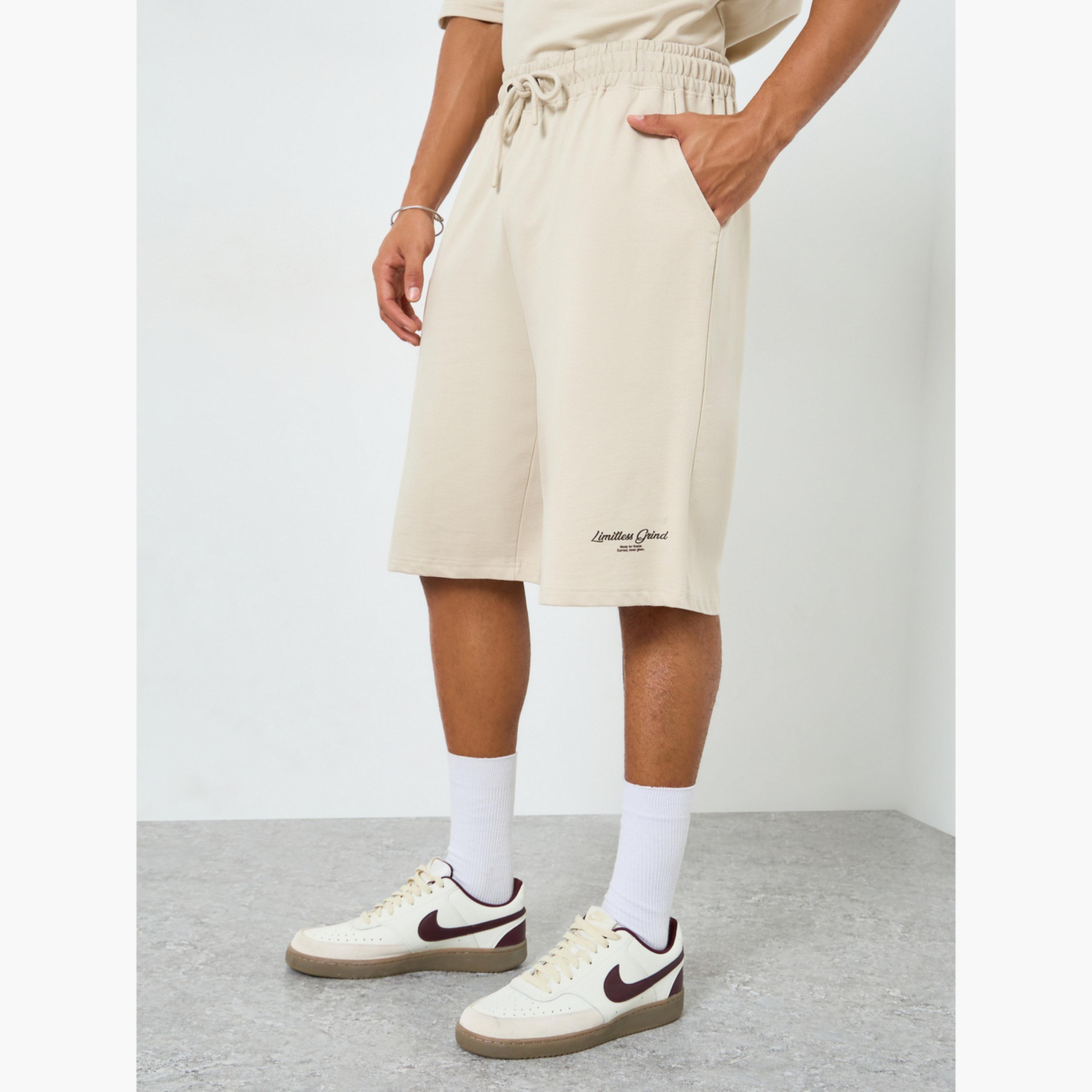 طقم منسق من شورت وتيشيرت واسع بطبعة جرافيك-men-clothing-coordsets-image-4