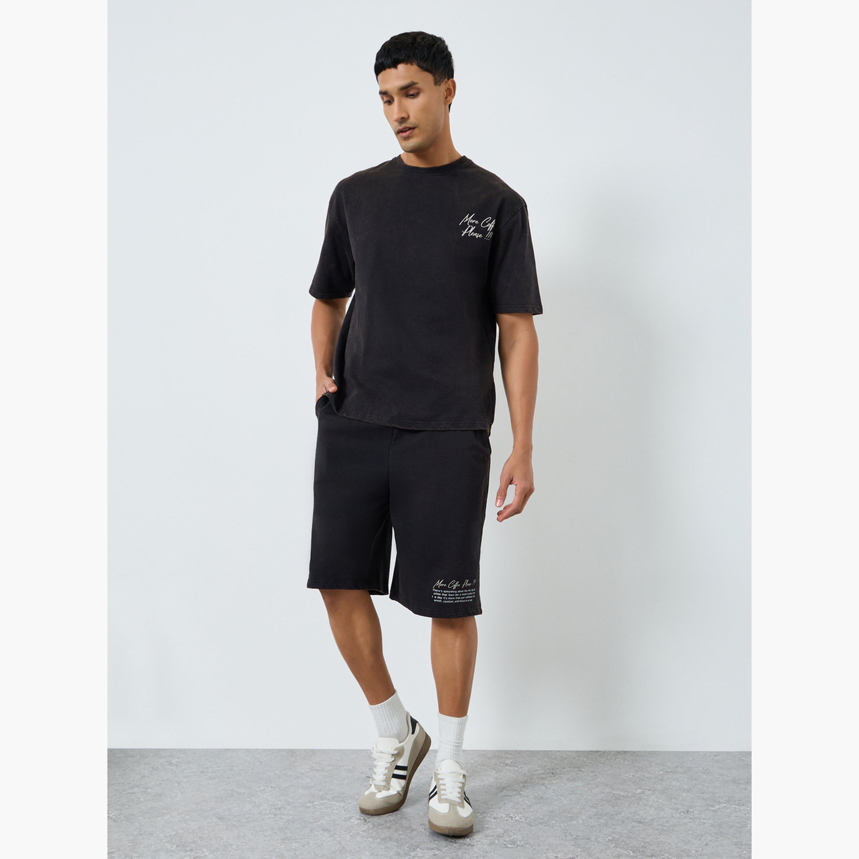 طقم منسق من تيشيرت بقصة واسعة بمظهر باهت وشورت-men-clothing-coordsets-image-1