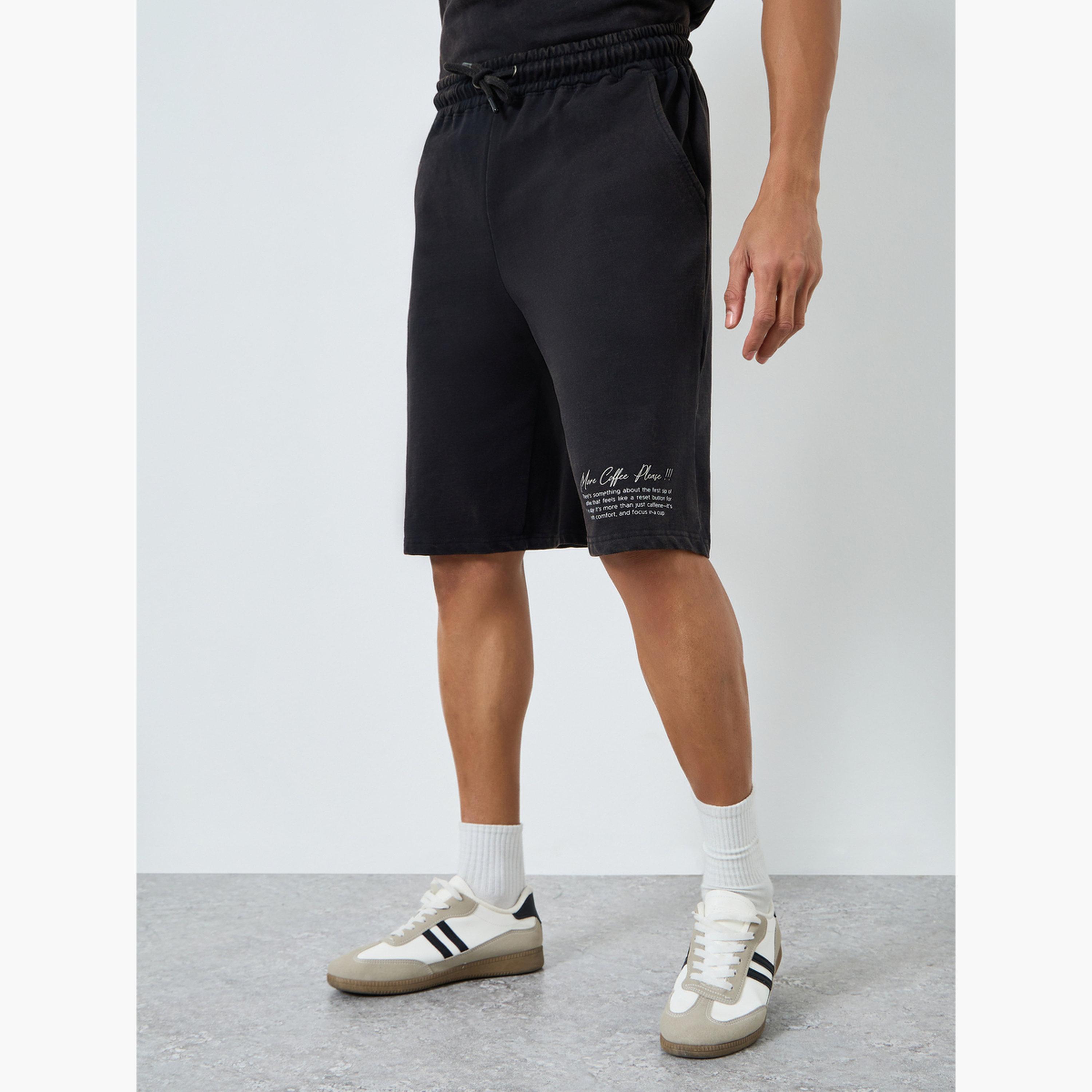 طقم منسق من تيشيرت بقصة واسعة بمظهر باهت وشورت-men-clothing-coordsets-image-5