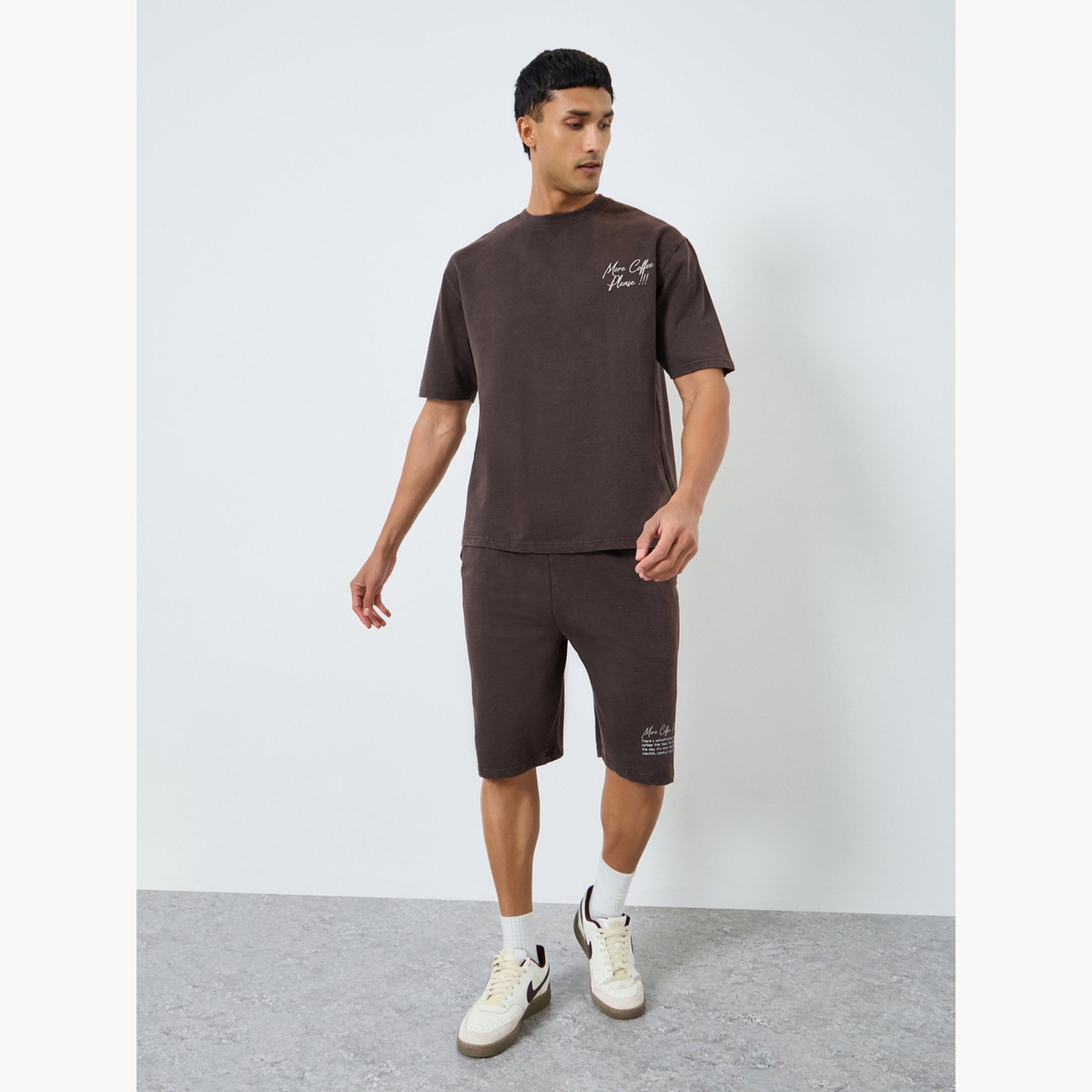 طقم منسق من تيشيرت بقصة واسعة بمظهر باهت وشورت-men-clothing-coordsets-image-1