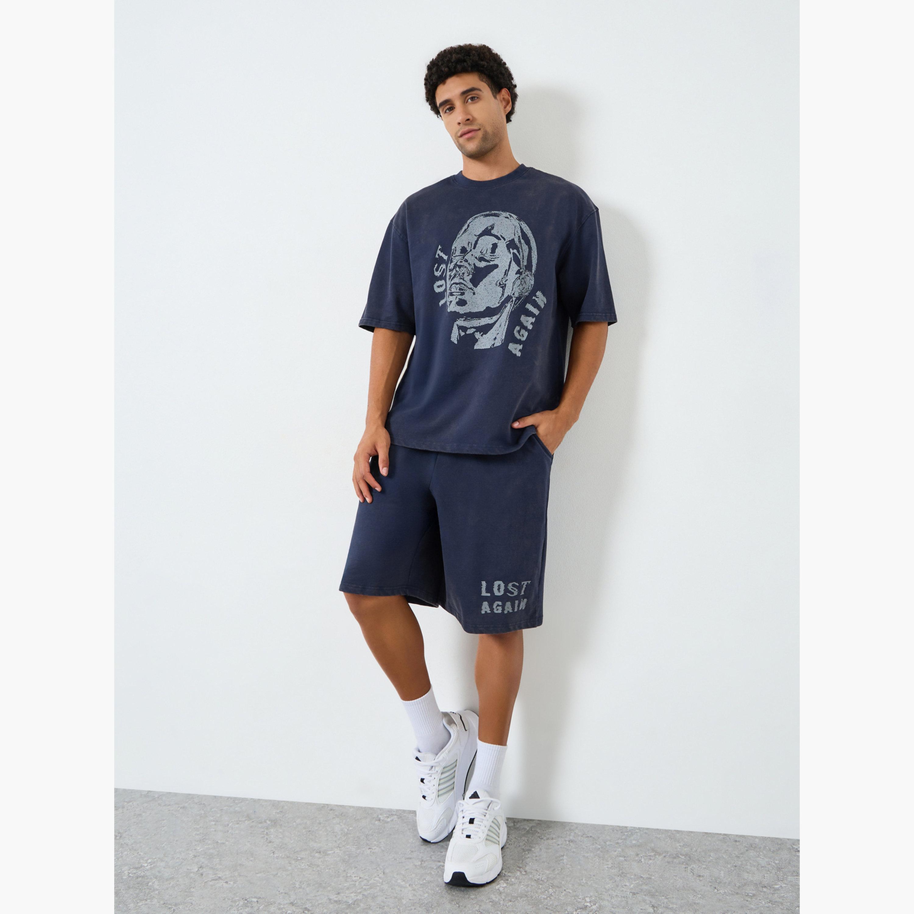 طقم منسق من تيشيرت بقصة واسعة بمظهر باهت وشورت-men-clothing-coordsets-image-1