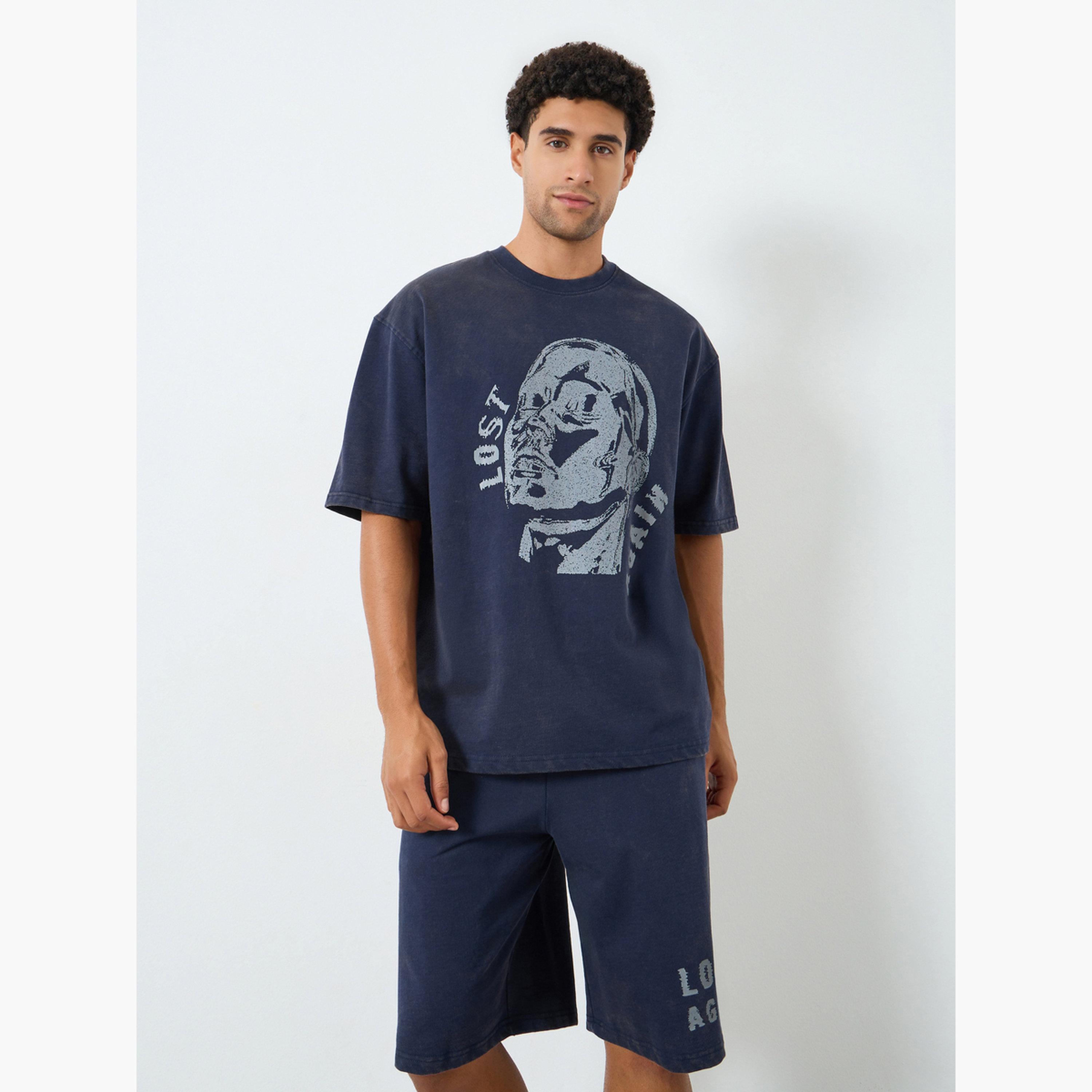 طقم منسق من تيشيرت بقصة واسعة بمظهر باهت وشورت-men-clothing-coordsets-image-2