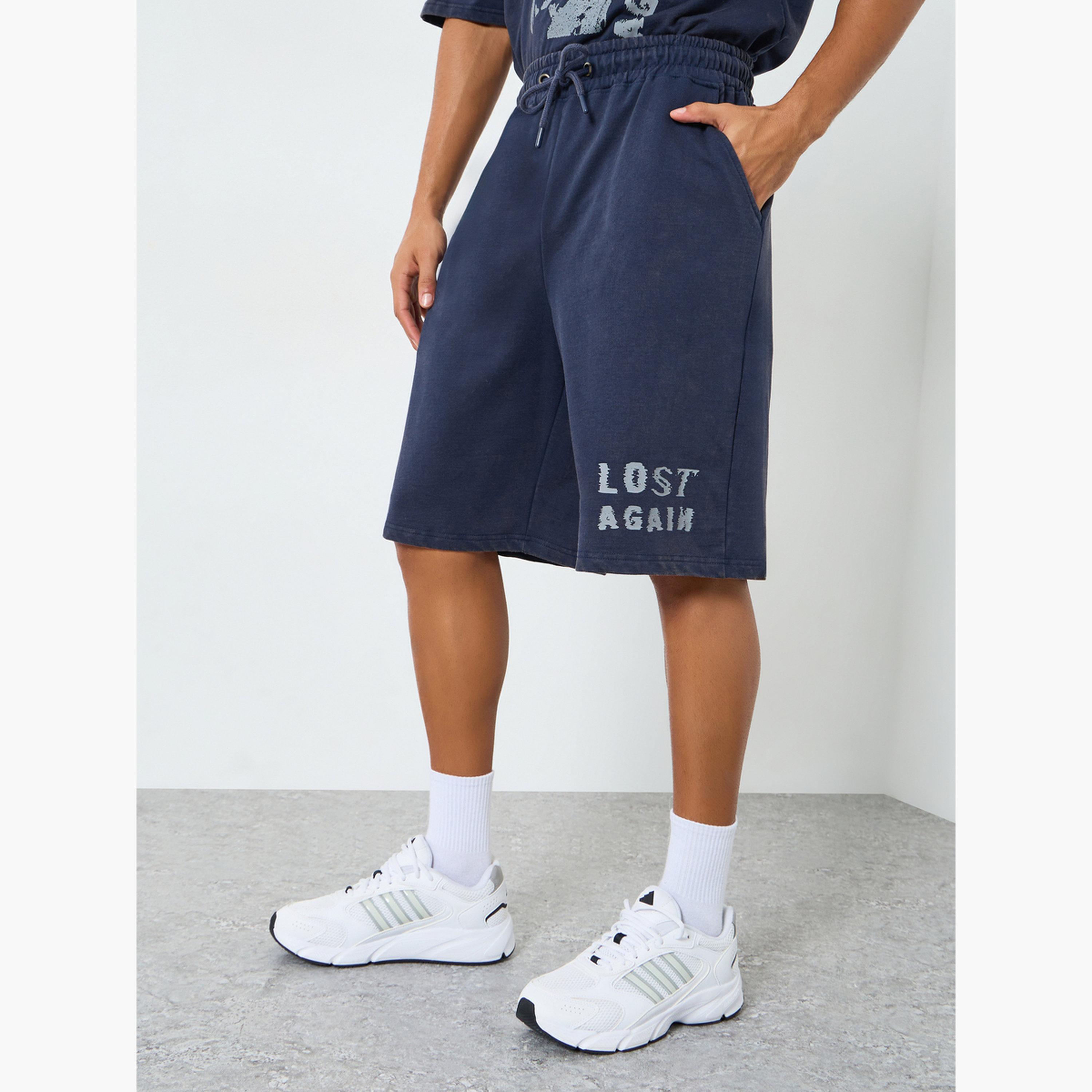 طقم منسق من تيشيرت بقصة واسعة بمظهر باهت وشورت-men-clothing-coordsets-image-4