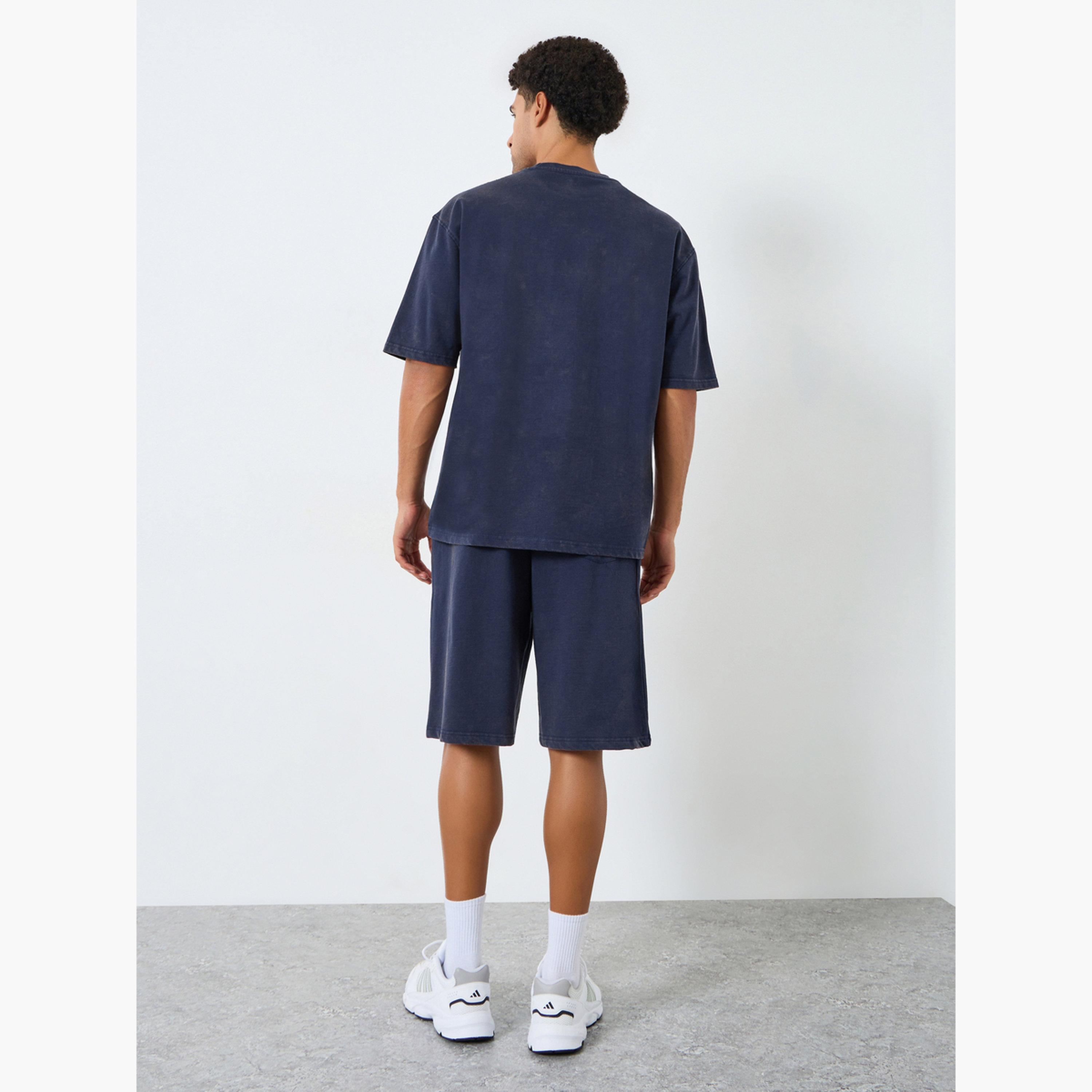 طقم منسق من تيشيرت بقصة واسعة بمظهر باهت وشورت-men-clothing-coordsets-image-5