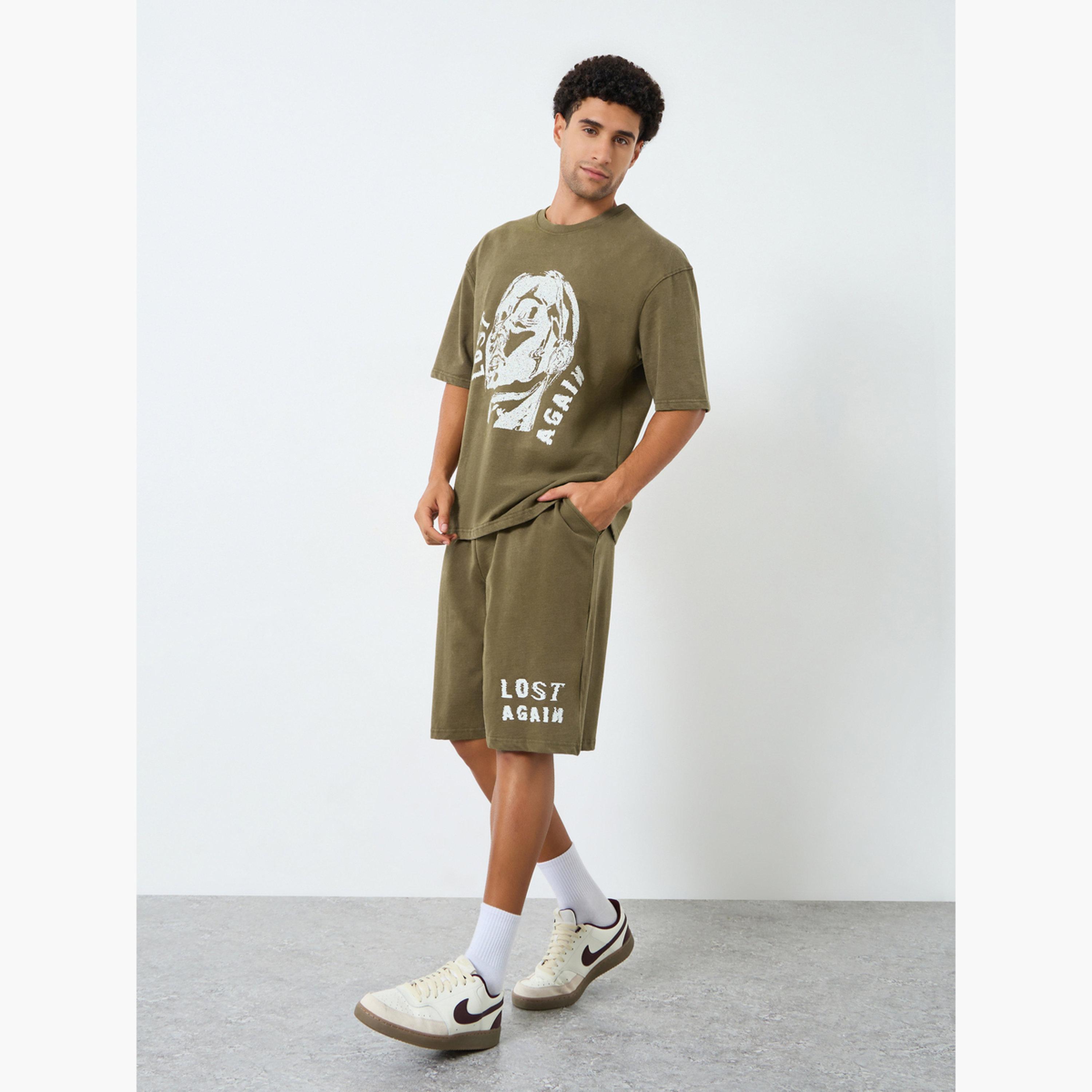 طقم منسق من تيشيرت بقصة واسعة بمظهر باهت وشورت-men-clothing-coordsets-image-1