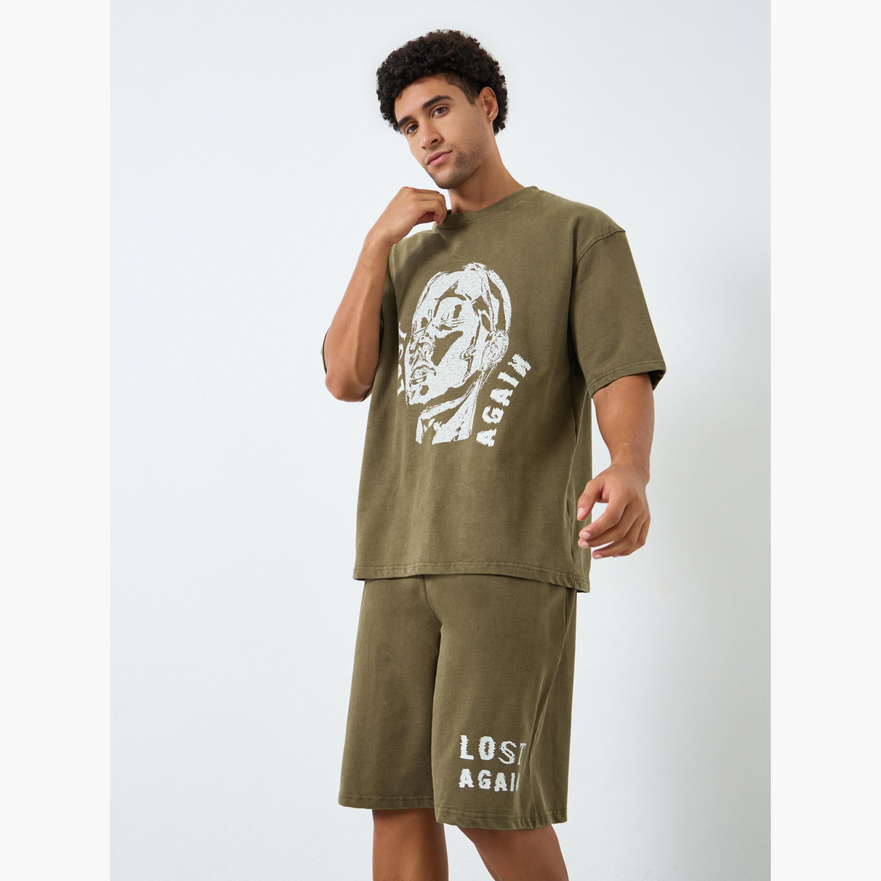طقم منسق من تيشيرت بقصة واسعة بمظهر باهت وشورت-men-clothing-coordsets-image-2