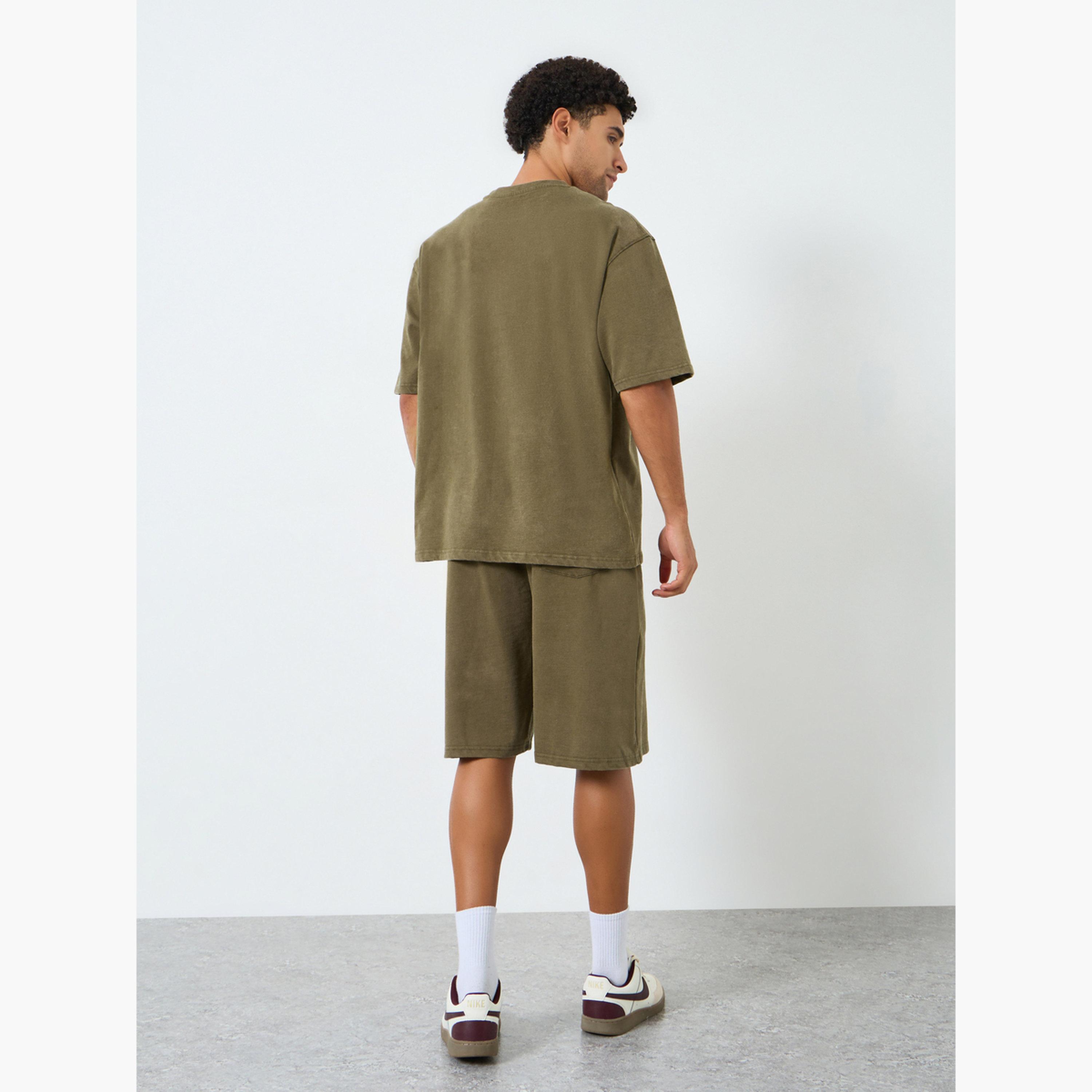 طقم منسق من تيشيرت بقصة واسعة بمظهر باهت وشورت-men-clothing-coordsets-image-5