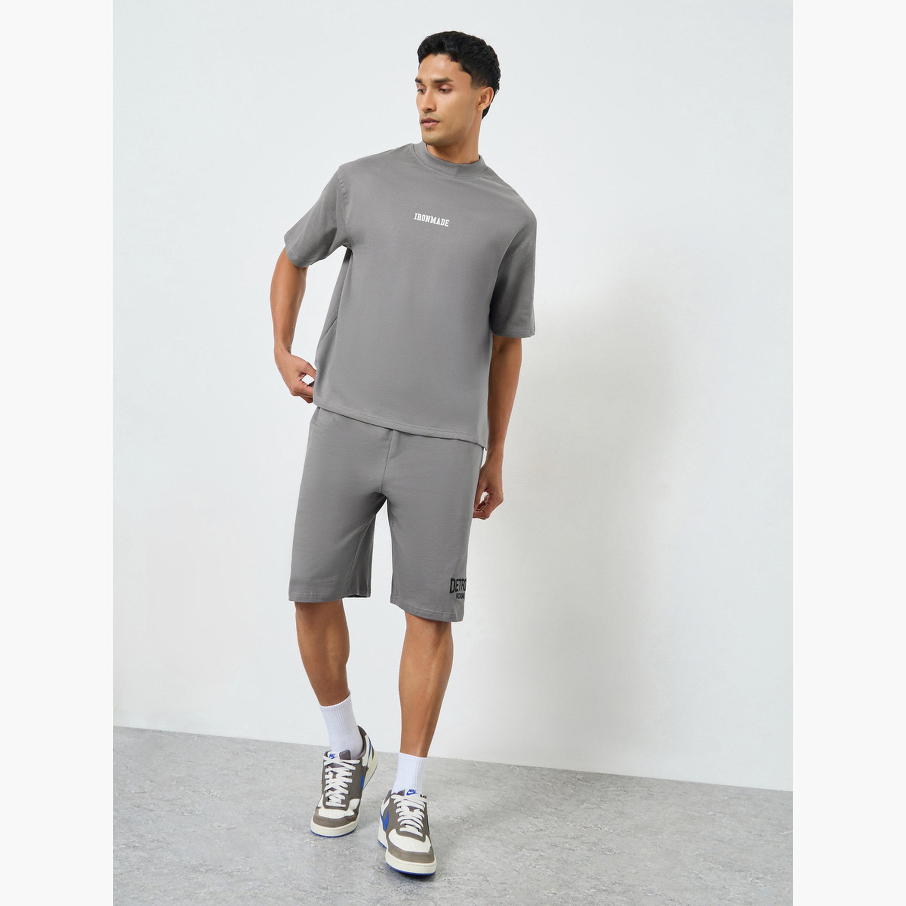 شورت واسع بطبعة جرافيك مع جيوب-men-clothing-bottoms-shorts-image-2