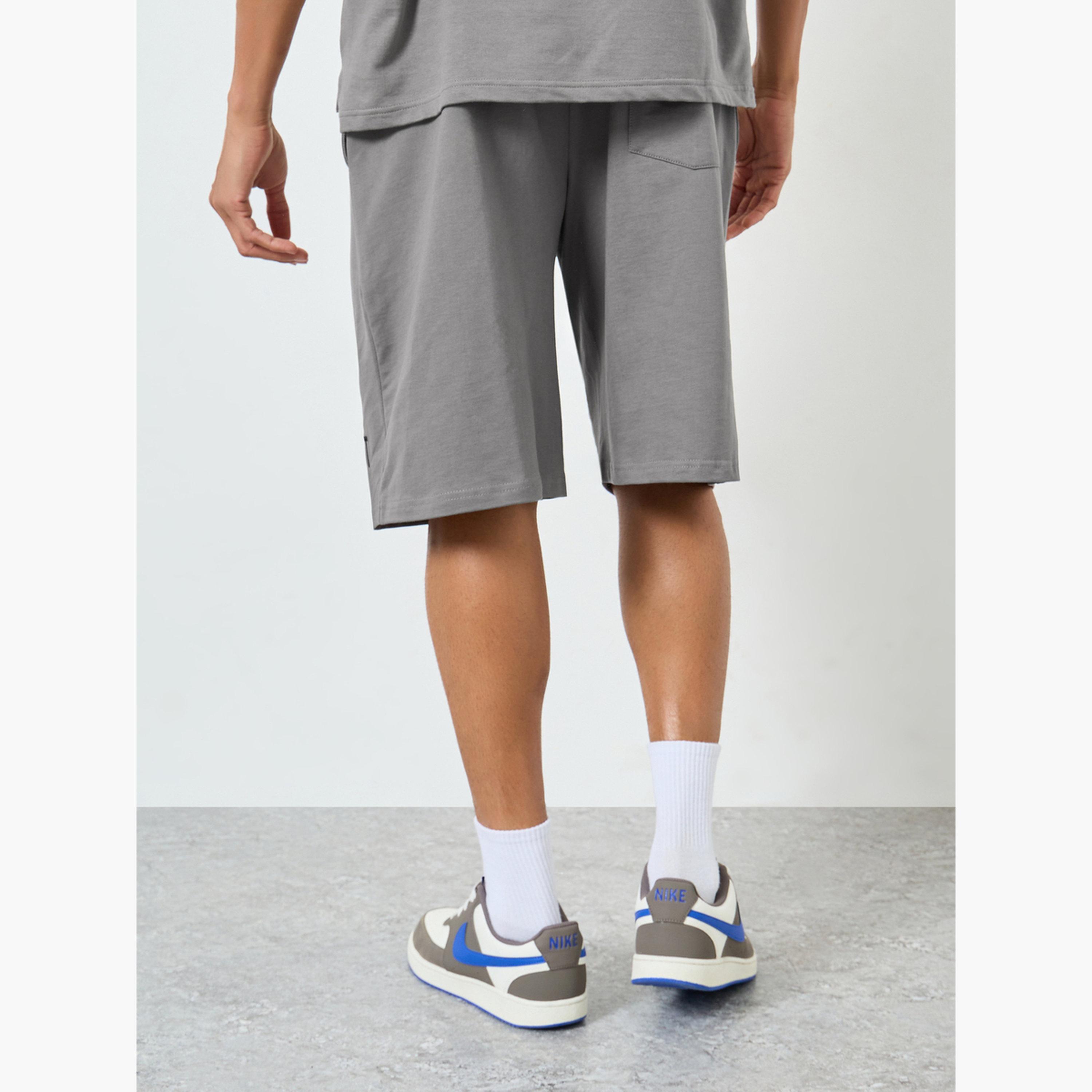 شورت واسع بطبعة جرافيك مع جيوب-men-clothing-bottoms-shorts-image-4