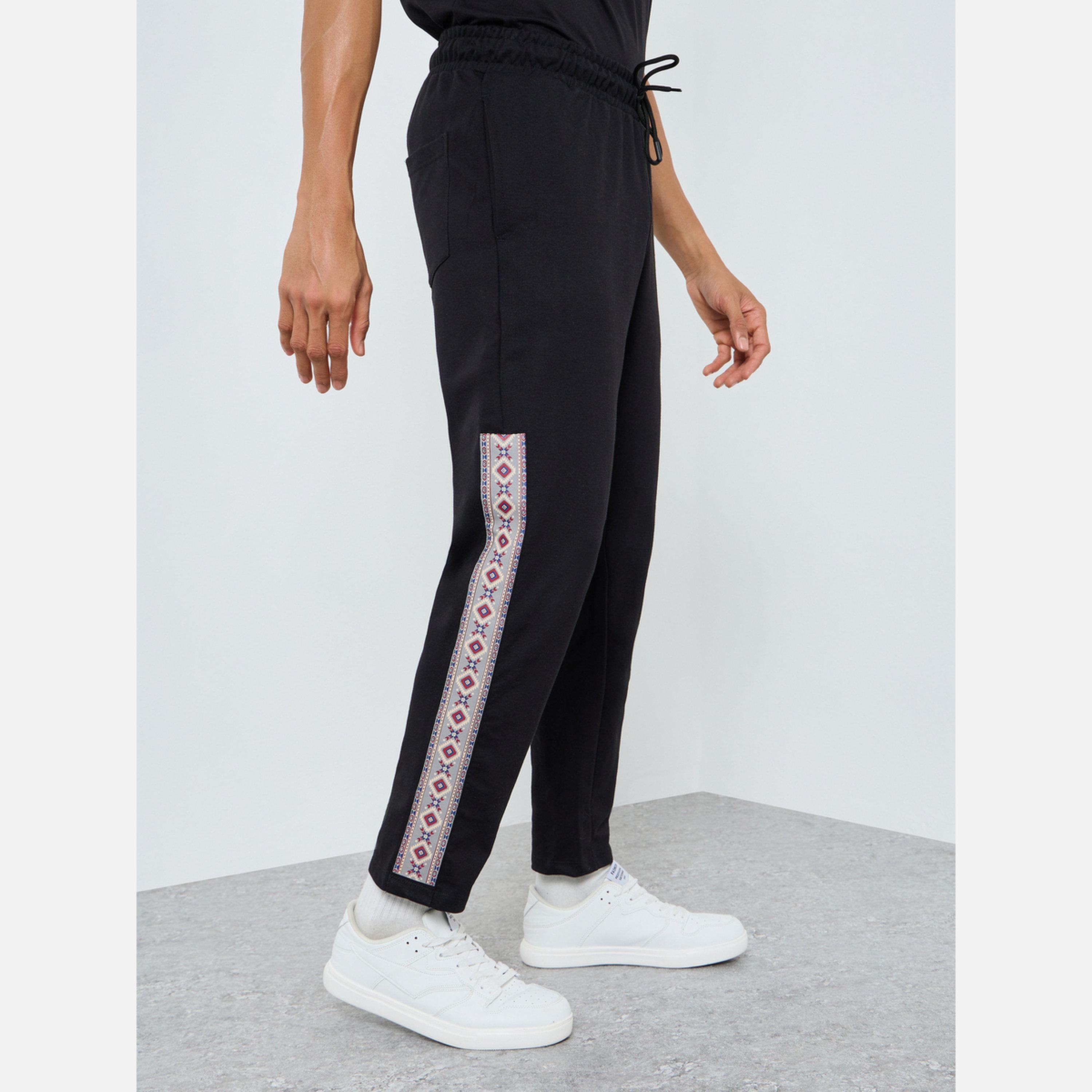 ستايلي - بنطال رياضي رجالي لون أسود مزين بشريط جانبي بنقوش عرقية-men-clothing-bottoms-joggers-image-1