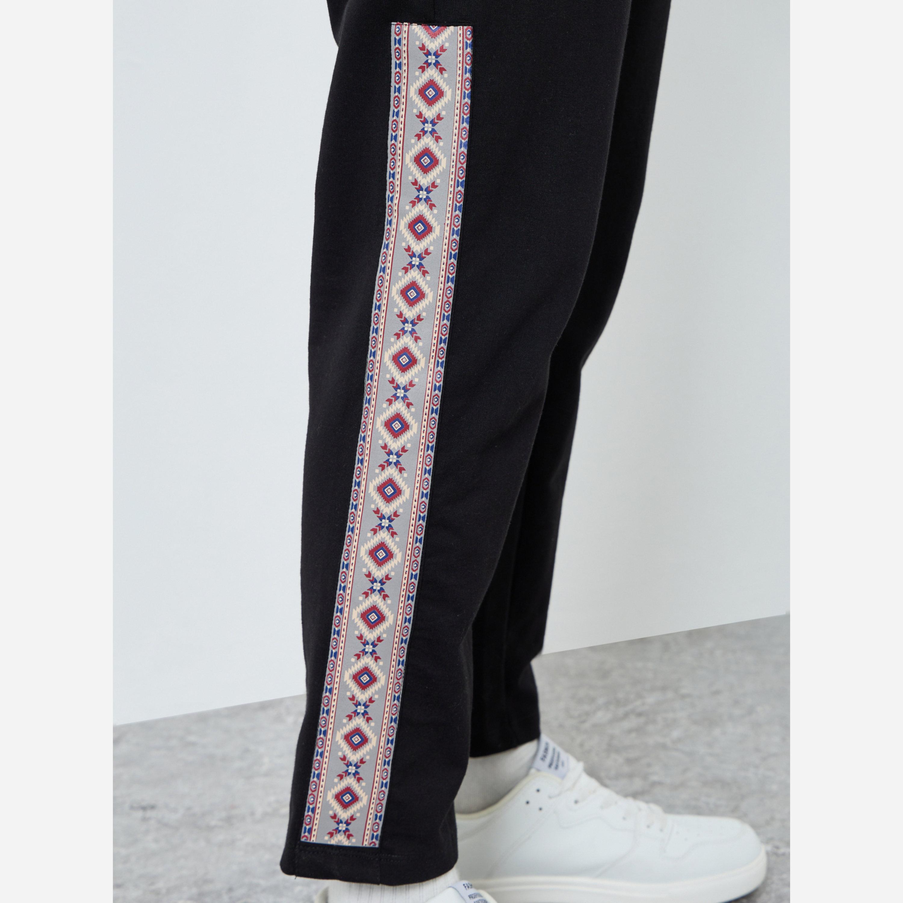 ستايلي - بنطال رياضي رجالي لون أسود مزين بشريط جانبي بنقوش عرقية-men-clothing-bottoms-joggers-image-4