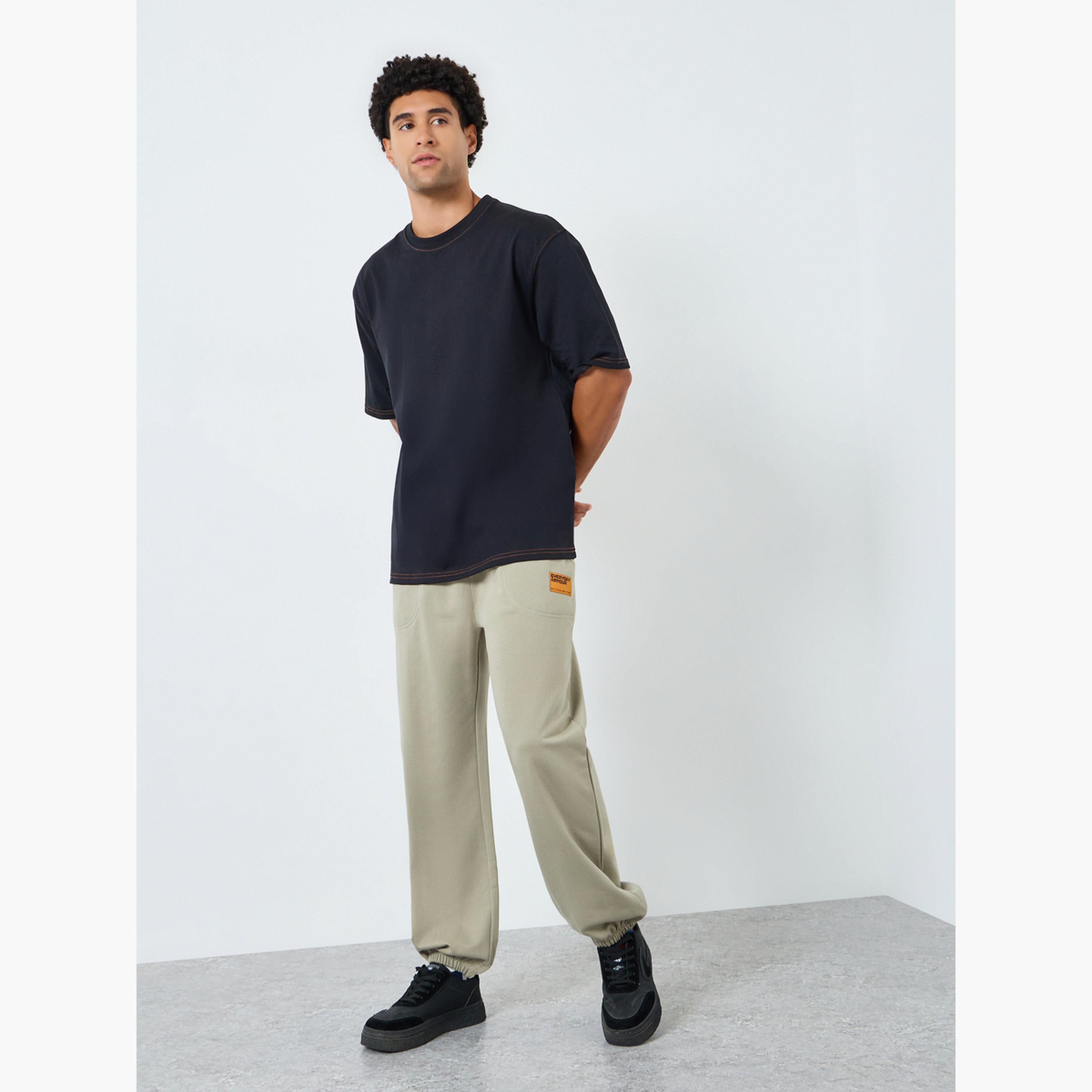 جوغر فليس واسع بتفاصيل رقعة-men-clothing-bottoms-joggers-image-2