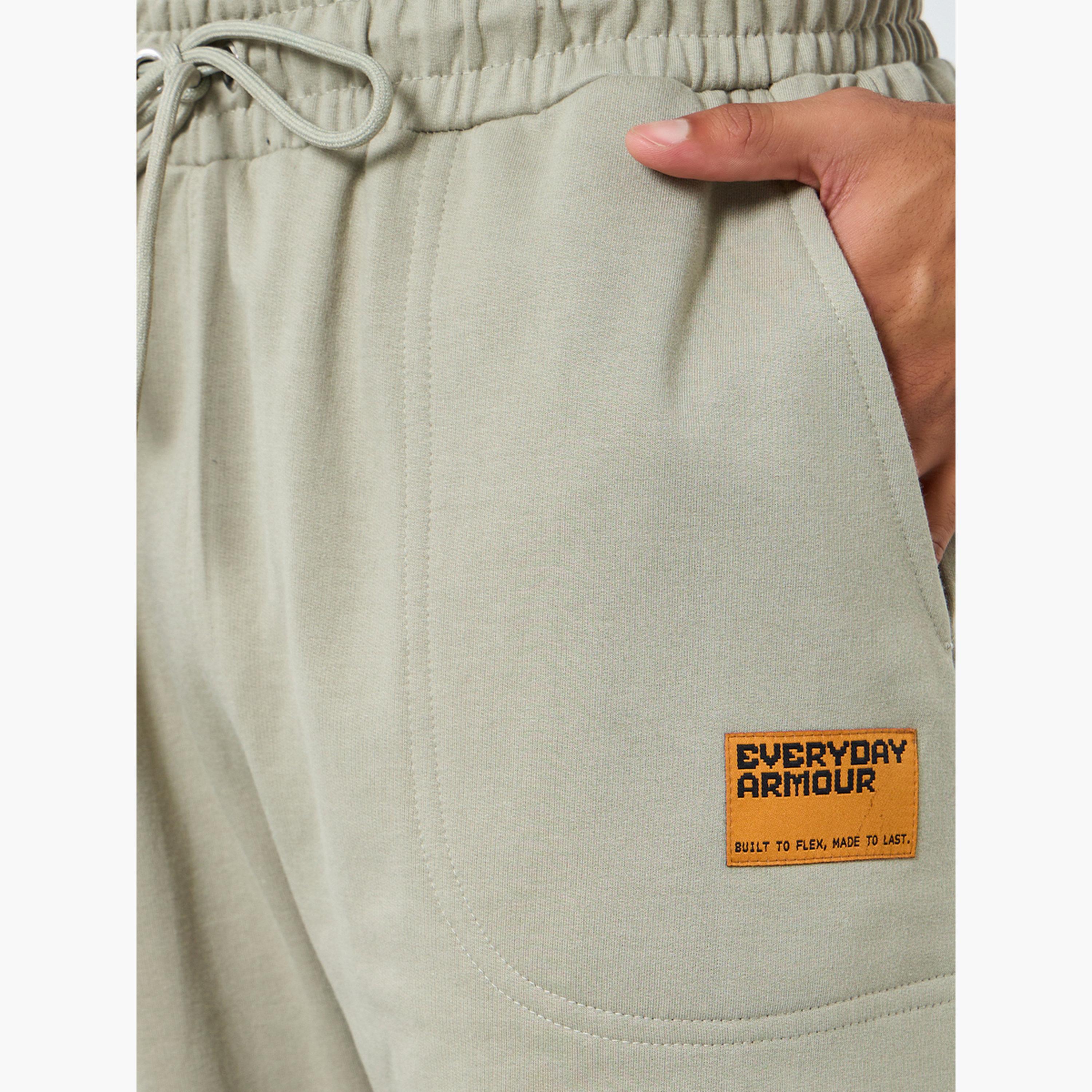 جوغر فليس واسع بتفاصيل رقعة-men-clothing-bottoms-joggers-image-3
