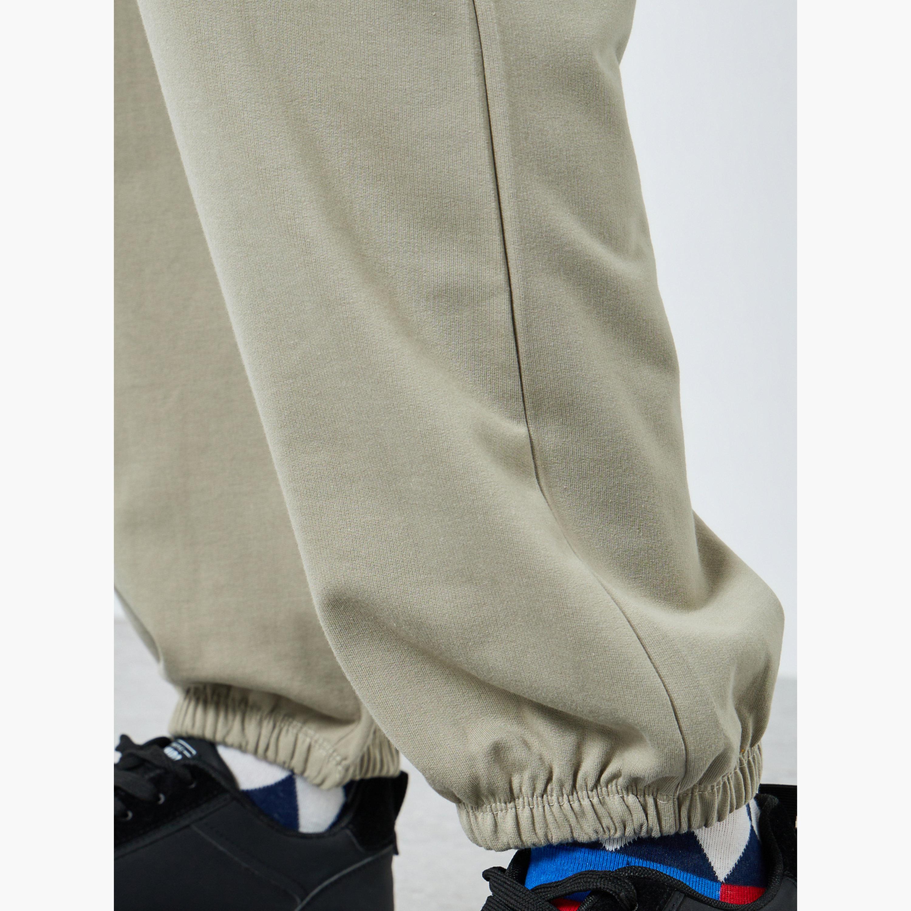 جوغر فليس واسع بتفاصيل رقعة-men-clothing-bottoms-joggers-image-4