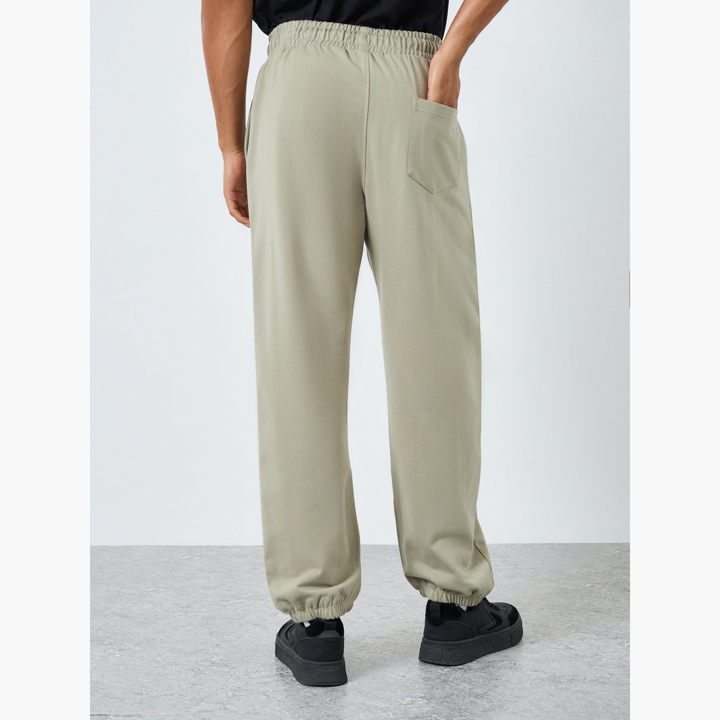 جوغر فليس واسع بتفاصيل رقعة-men-clothing-bottoms-joggers-image-5