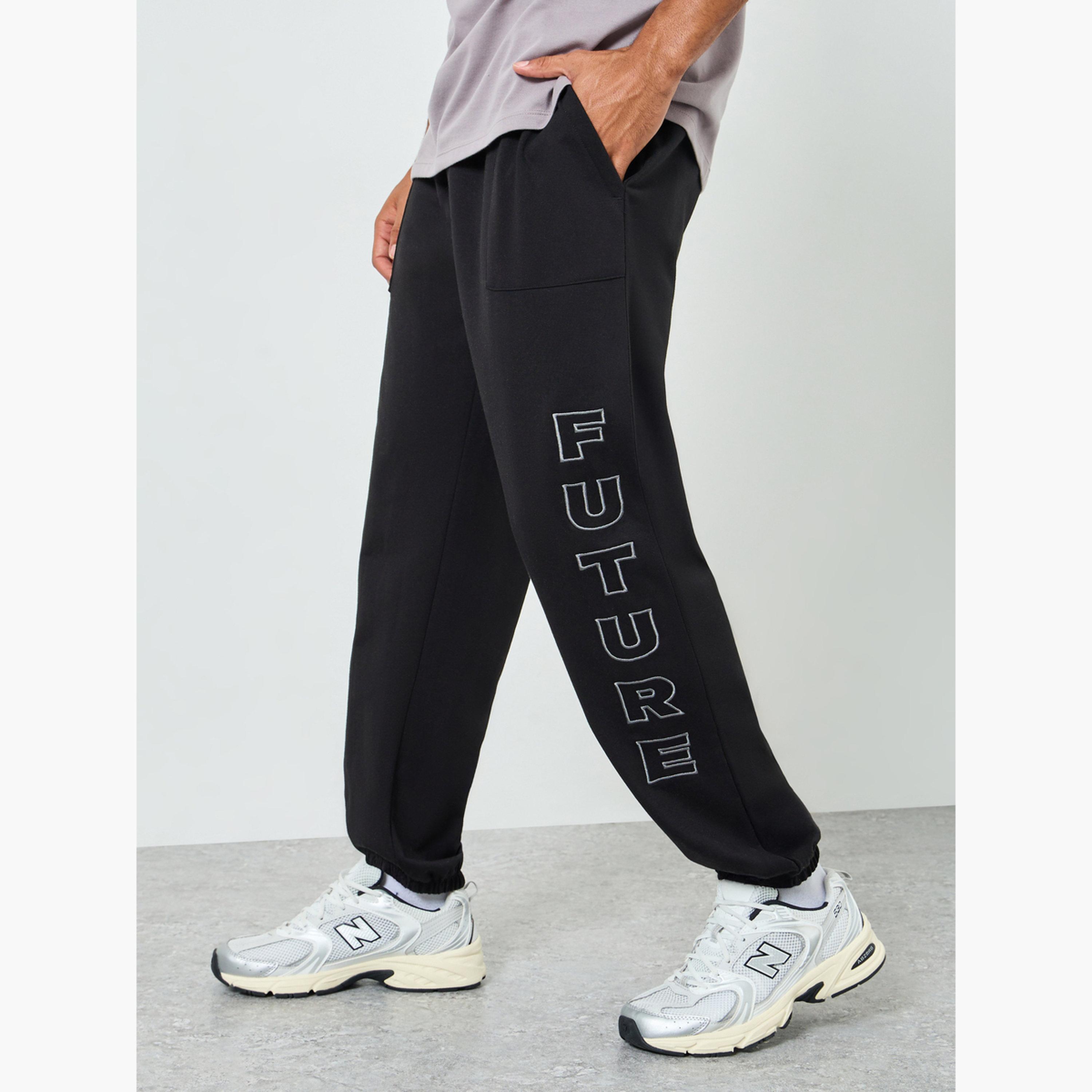 بنطال جوغر فليس مطرز للرجال-men-clothing-bottoms-joggers-image-1