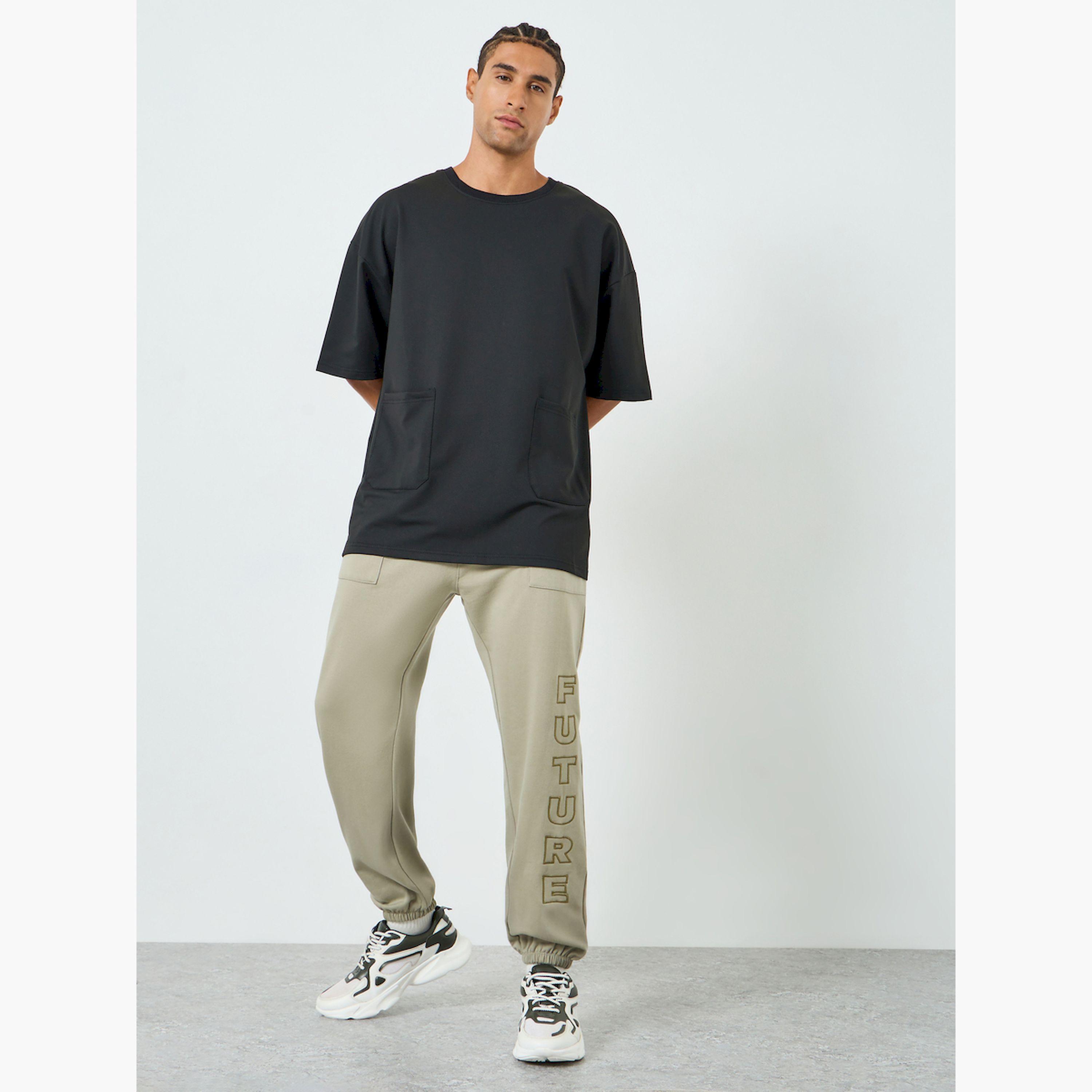 جوغر فليس مطرز بقصة مريحة-men-clothing-bottoms-joggers-image-2