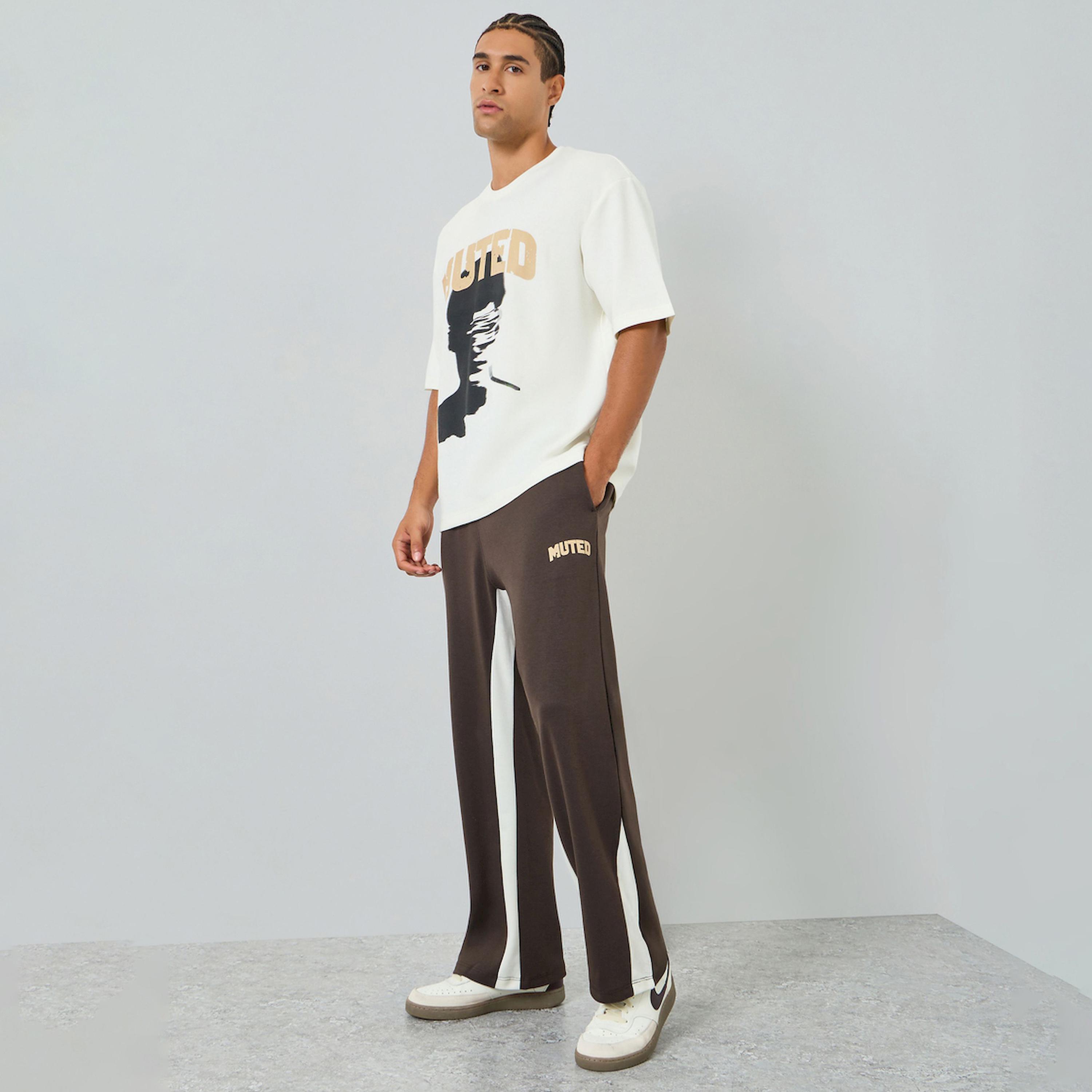 طقم منسق من جوغر وتيشيرت واسع بطبعة جرافيك-men-clothing-coordsets-image-1