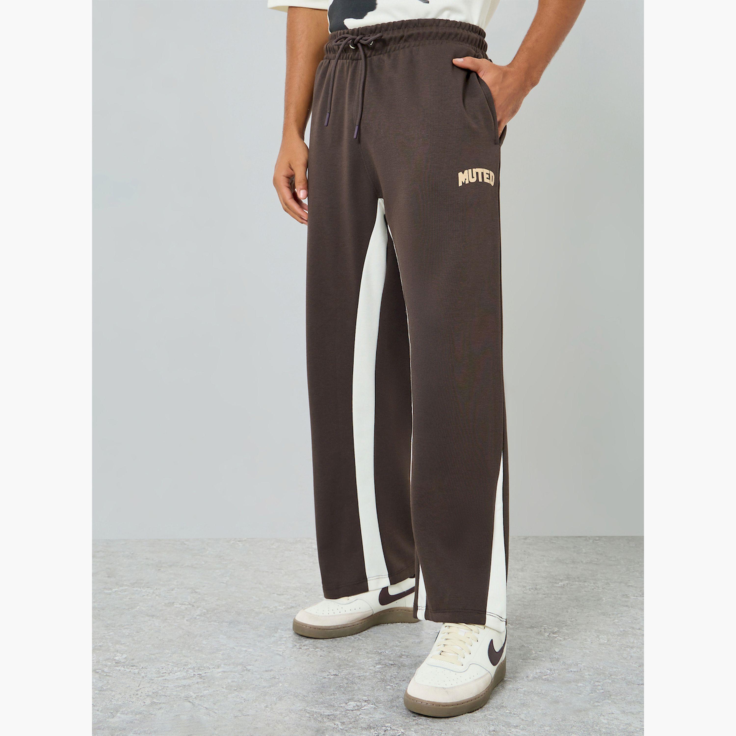 طقم منسق من جوغر وتيشيرت واسع بطبعة جرافيك-men-clothing-coordsets-image-3