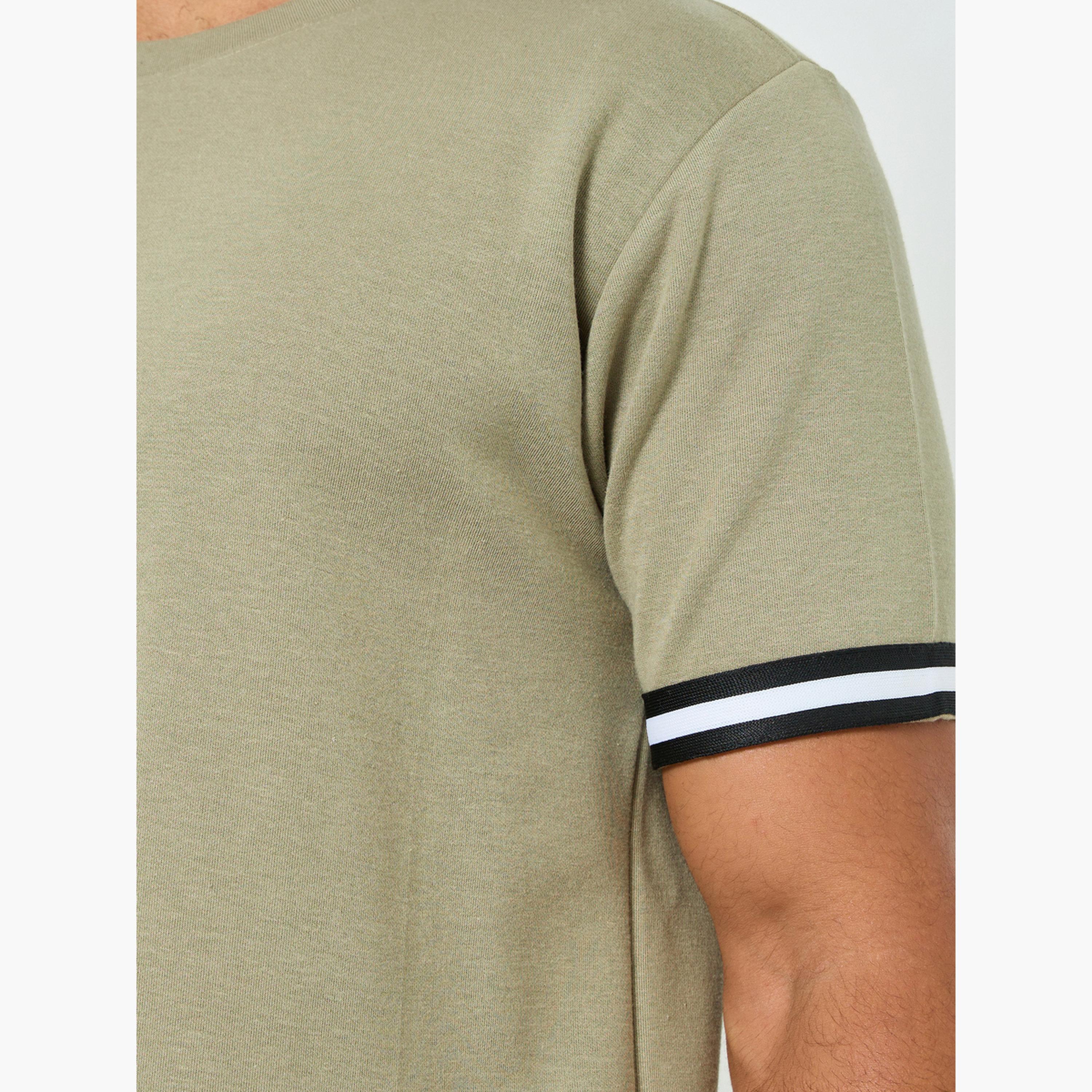 طقم منسق من تيشيرت وشورت بقصة عادية وتفاصيل شريطية-men-clothing-coordsets-image-3