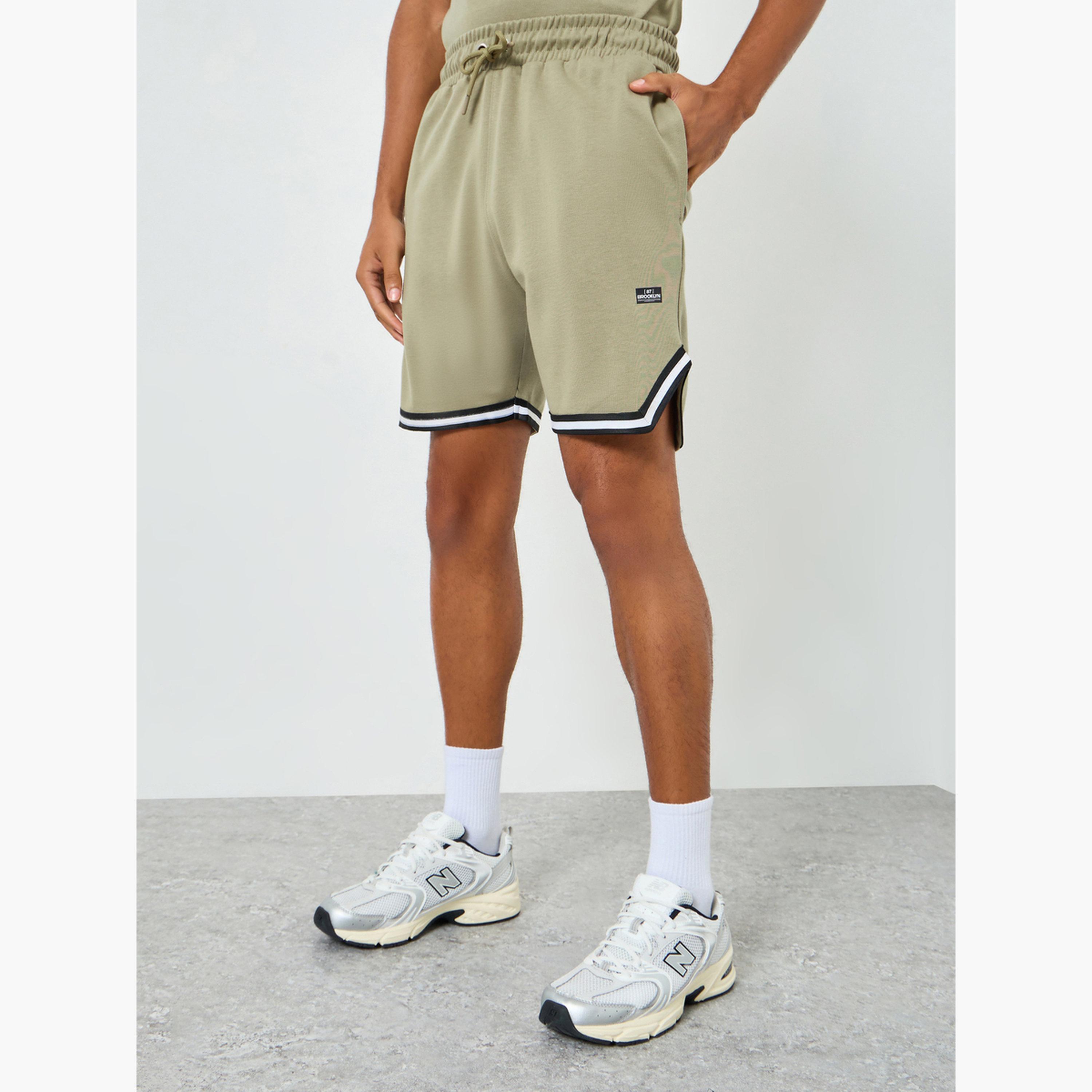 طقم منسق من تيشيرت وشورت بقصة عادية وتفاصيل شريطية-men-clothing-coordsets-image-5
