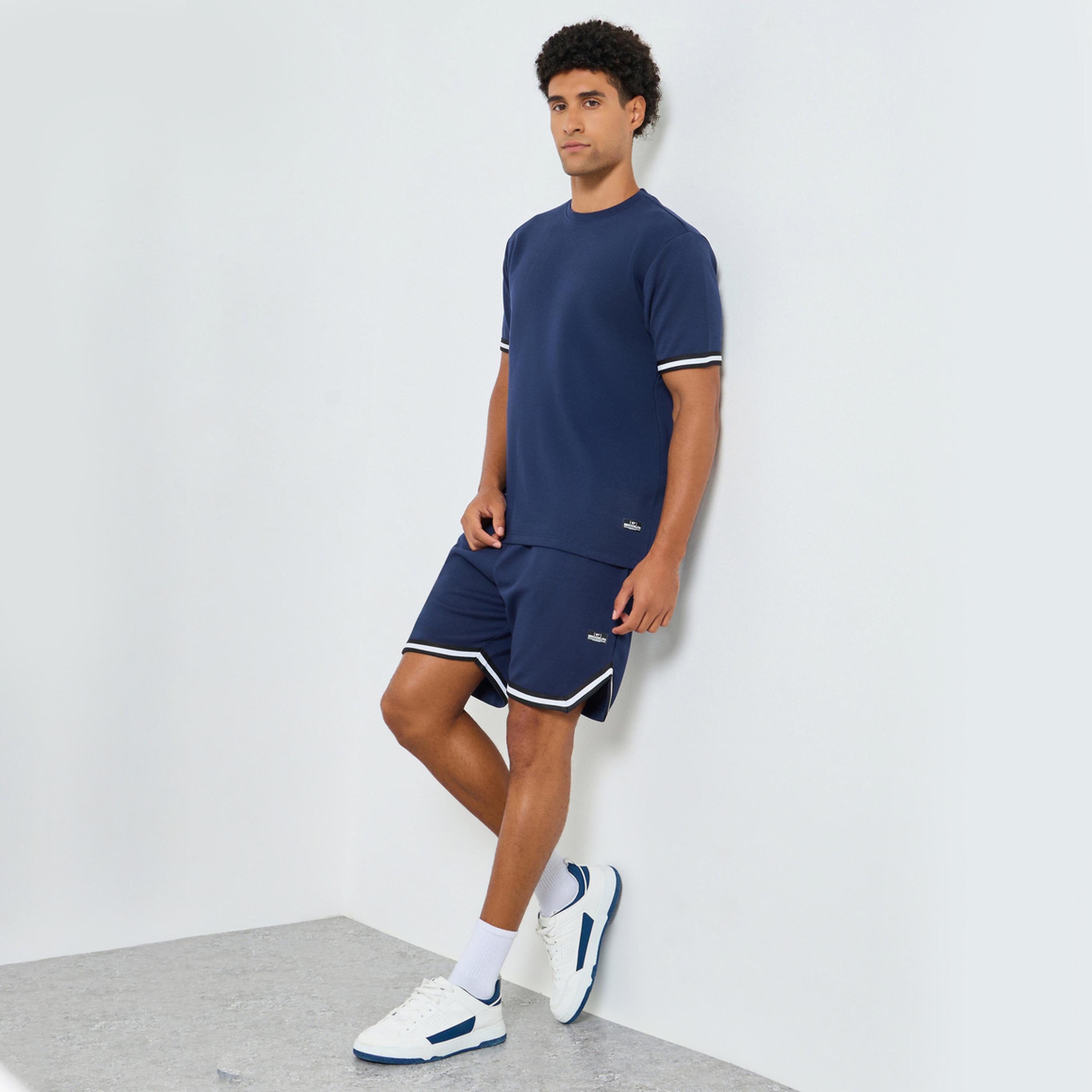 طقم منسق من شورت وتيشيرت بقصة عادية-men-clothing-coordsets-image-1