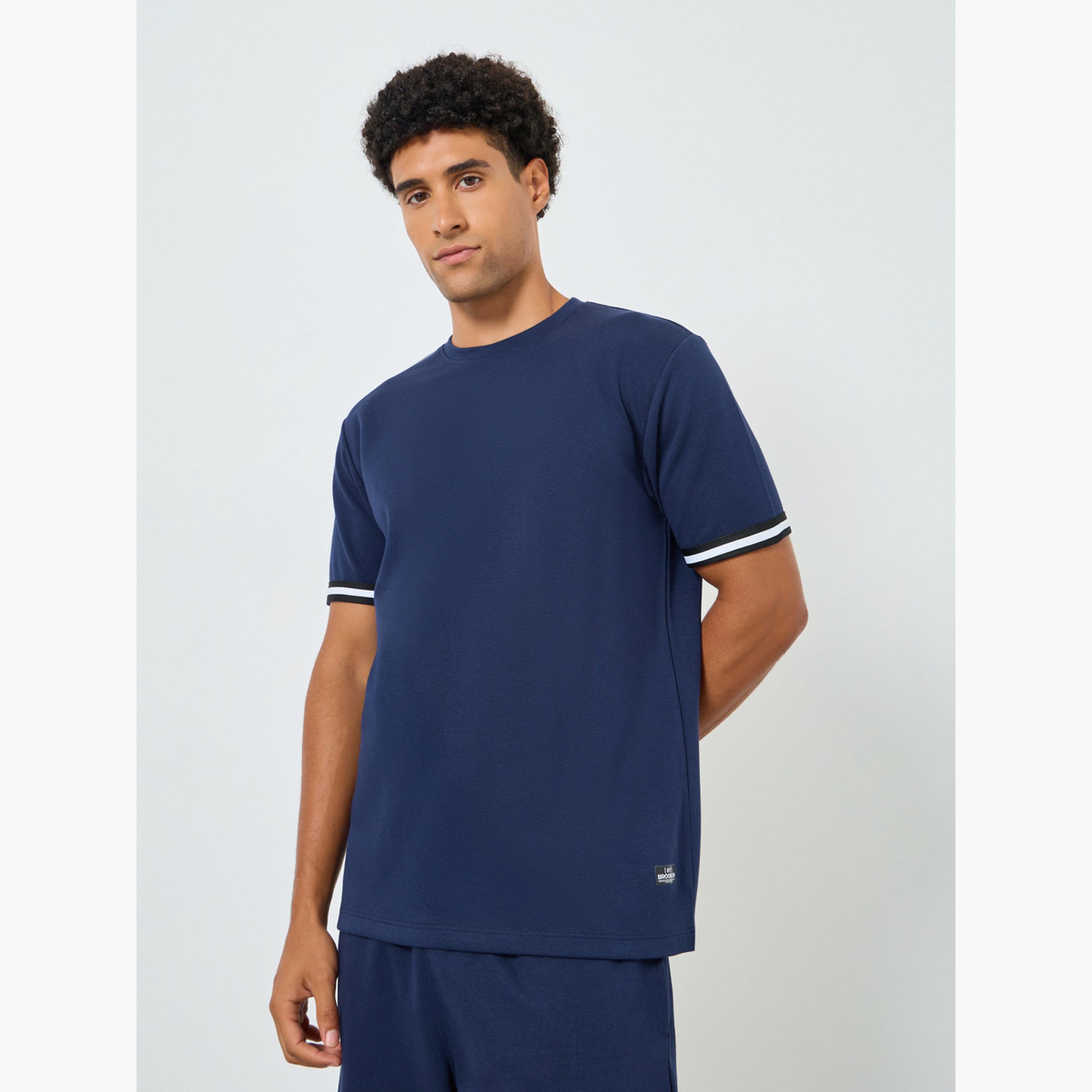 طقم منسق من شورت وتيشيرت بقصة عادية-men-clothing-coordsets-image-2