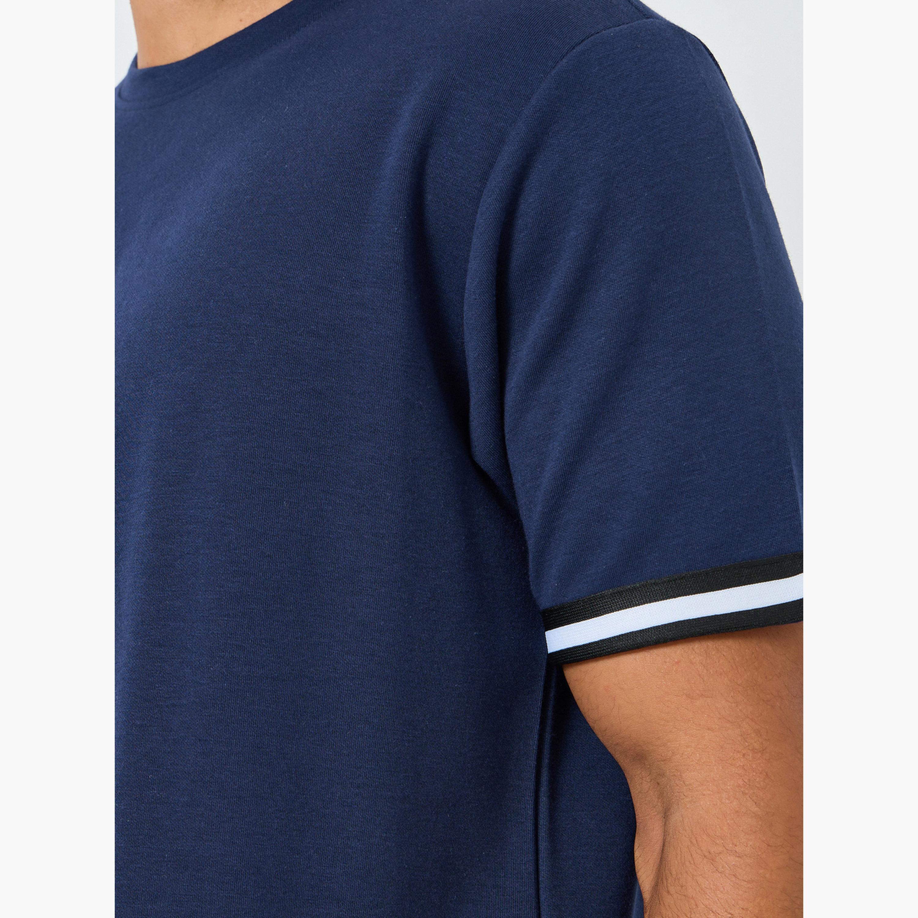 طقم منسق من شورت وتيشيرت بقصة عادية-men-clothing-coordsets-image-3