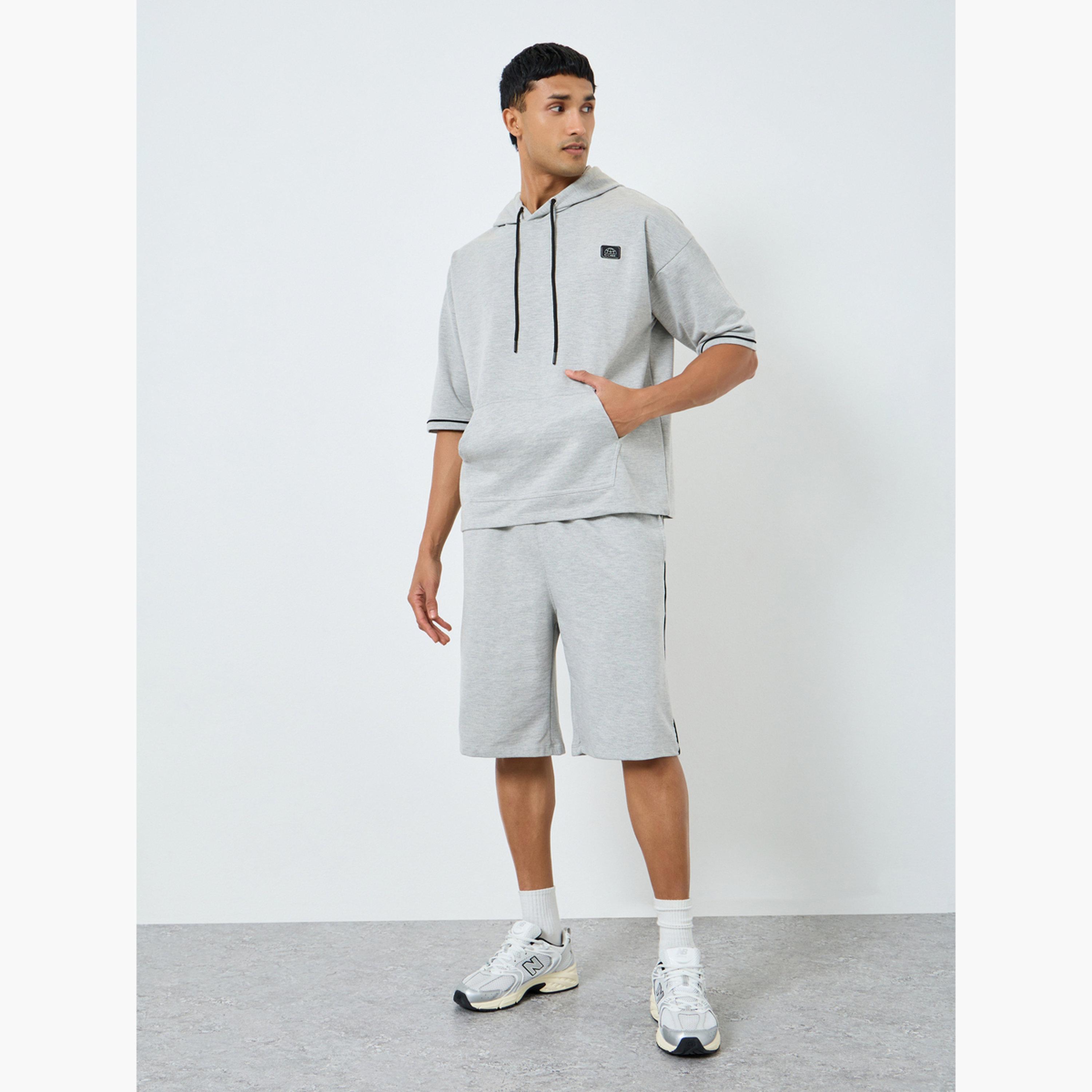 طقم تيشيرت واسع بغطاء رأس وشورت-men-clothing-coordsets-image-1