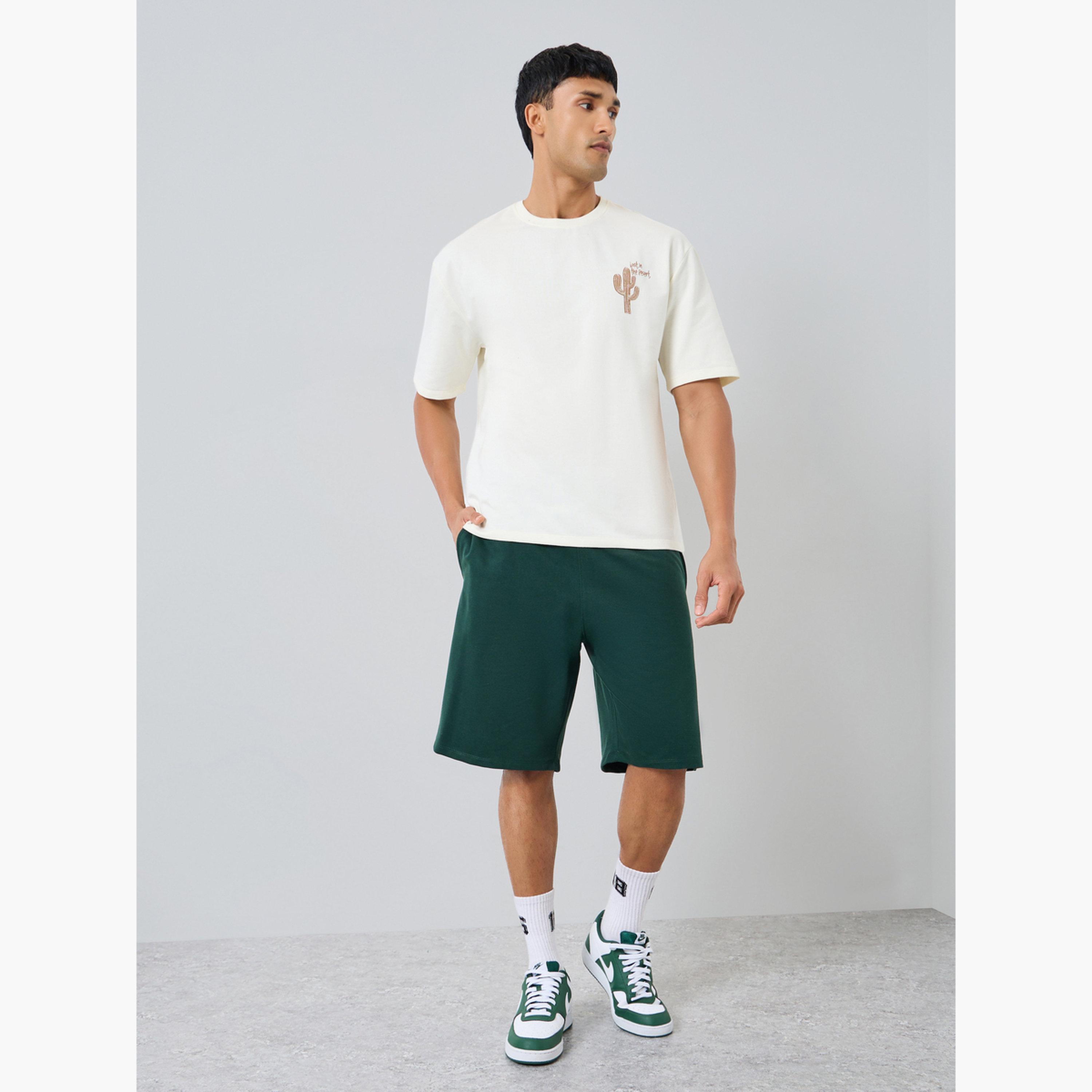 طقم تيشيرت بطبعة جرافيك وبقصة واسعة مع شورت-men-clothing-coordsets-image-1