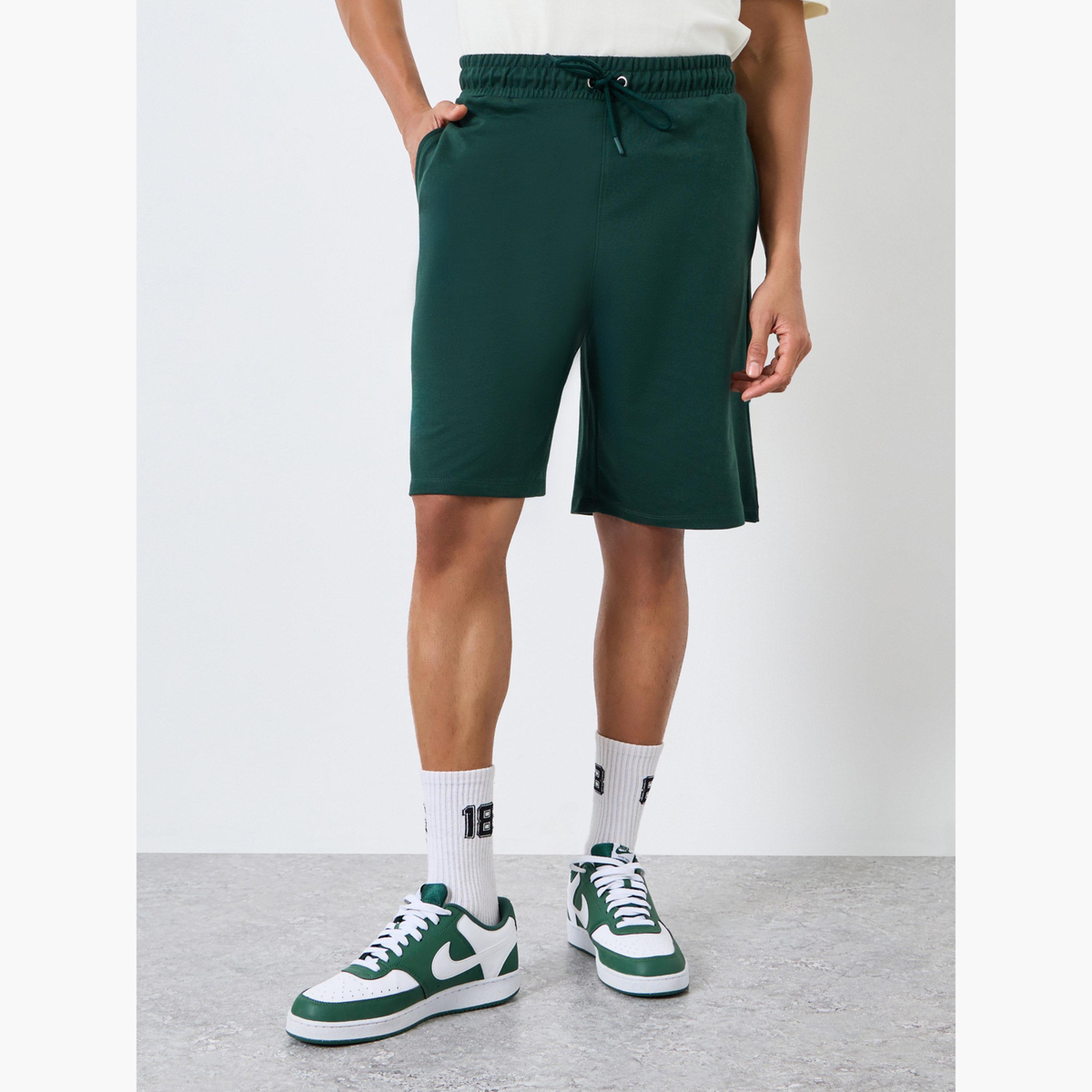 طقم تيشيرت بطبعة جرافيك وبقصة واسعة مع شورت-men-clothing-coordsets-image-5
