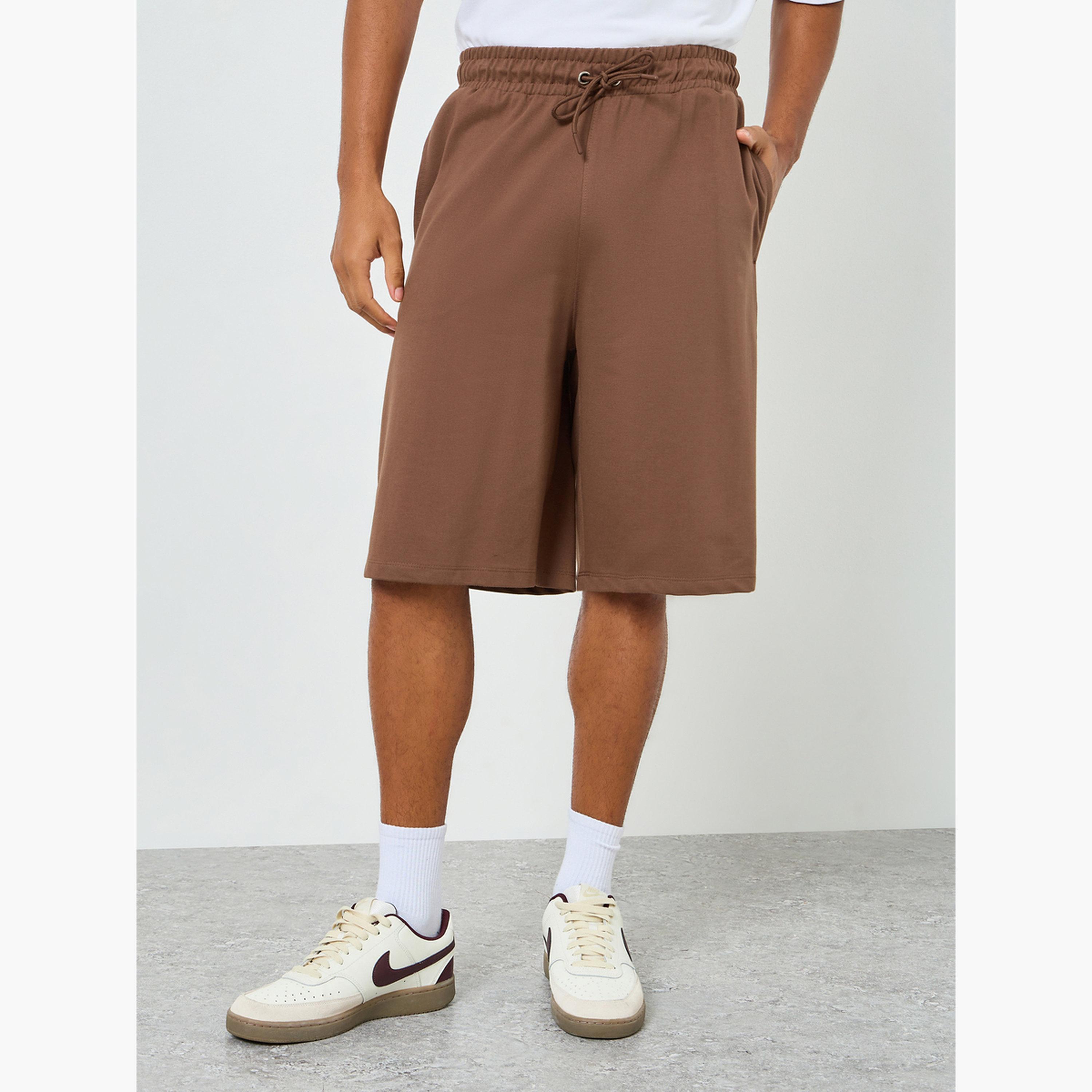 طقم منسق من شورت وتيشيرت واسع بطبعة جرافيك-men-clothing-coordsets-image-5