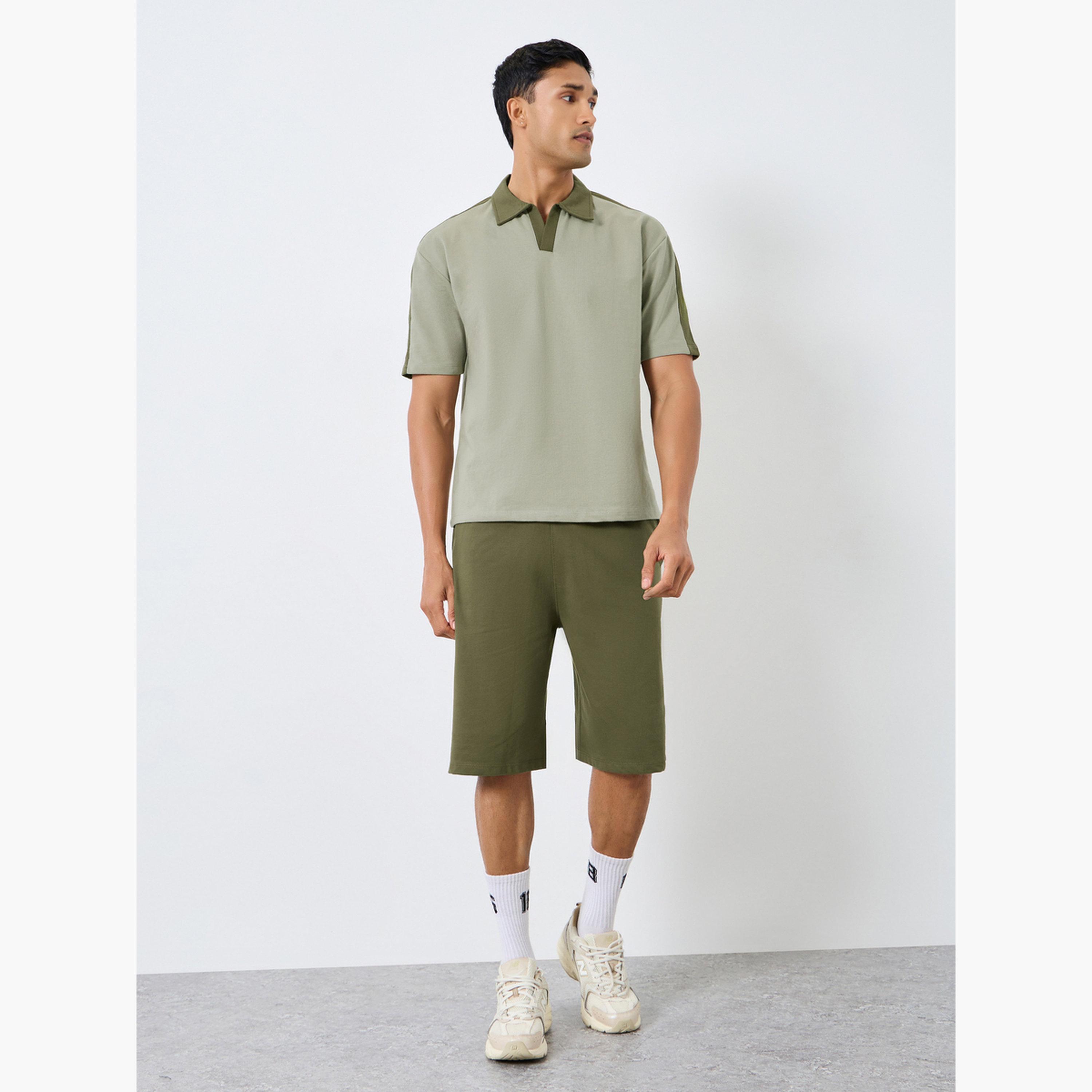 طقم منسق من شورت وتيشيرت واسع بياقة بولو وأكمام قصيرة-men-clothing-coordsets-image-1