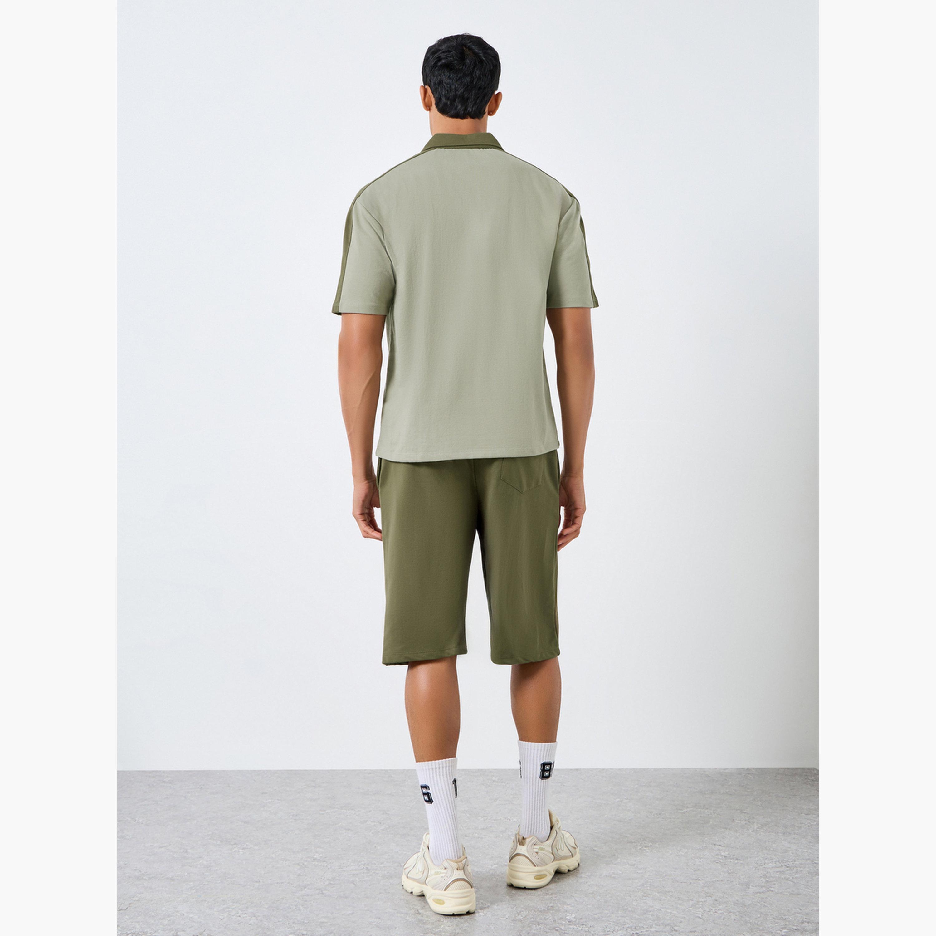 طقم منسق من شورت وتيشيرت واسع بياقة بولو وأكمام قصيرة-men-clothing-coordsets-image-4