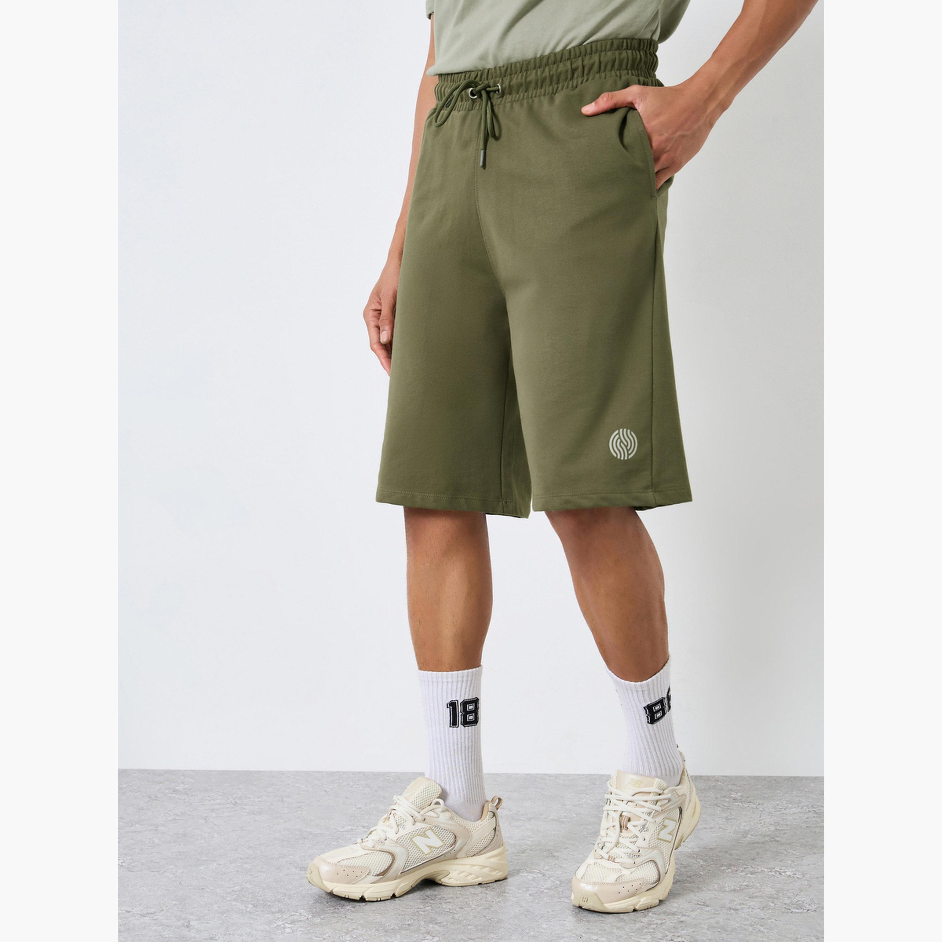 طقم منسق من شورت وتيشيرت واسع بياقة بولو وأكمام قصيرة-men-clothing-coordsets-image-5