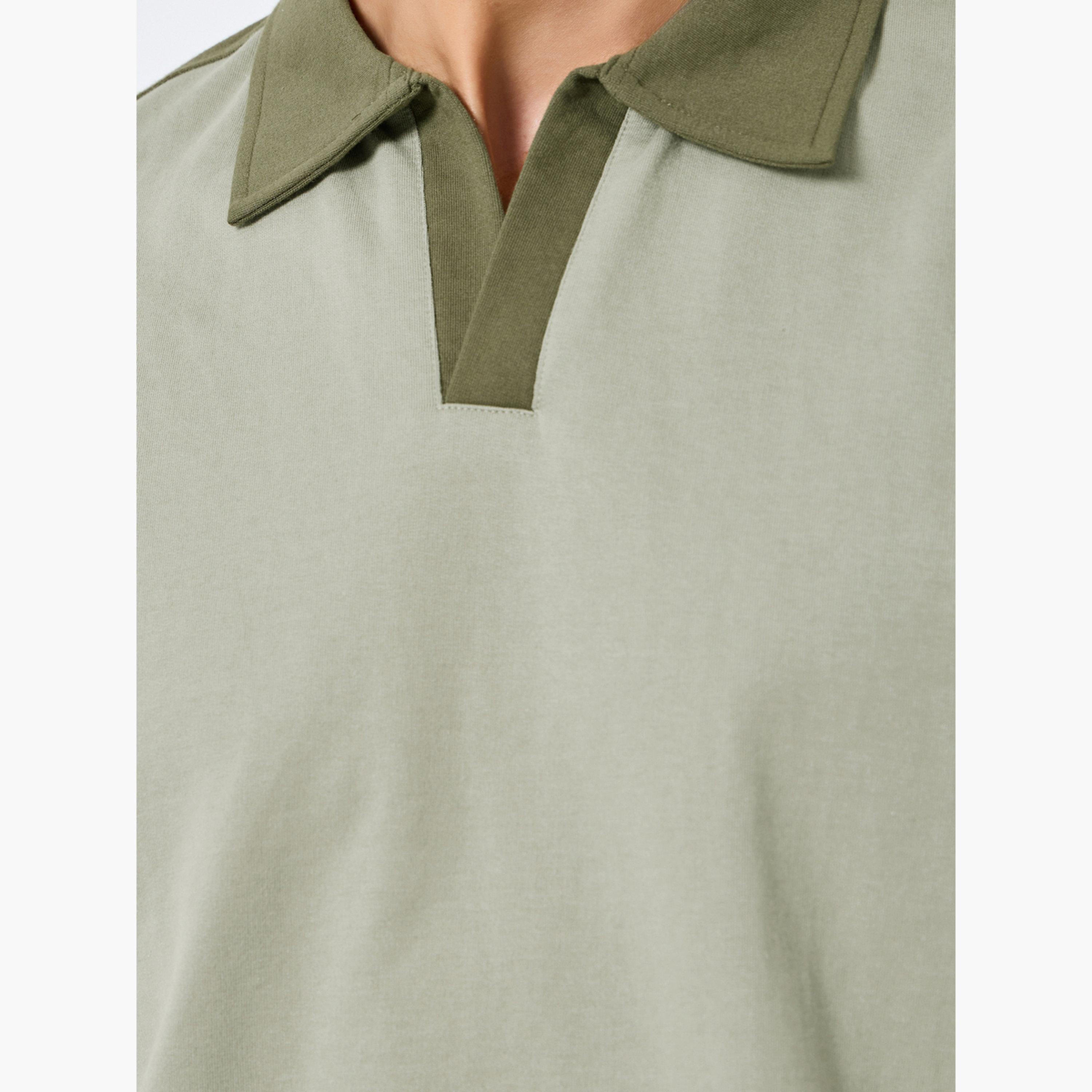 طقم منسق من شورت وتيشيرت واسع بياقة بولو وأكمام قصيرة-men-clothing-coordsets-image-6