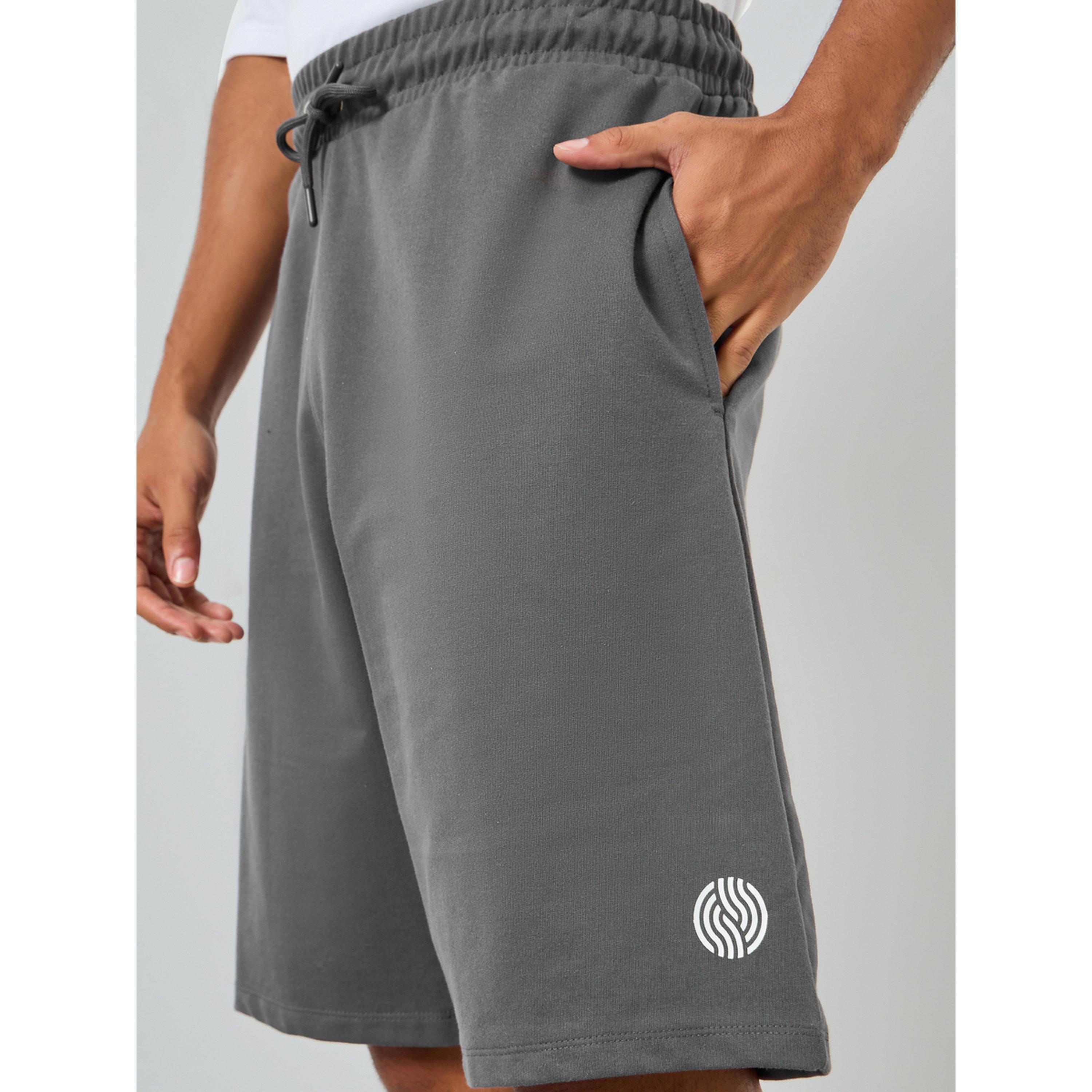 طقم منسق من تيشيرت بولو واسع وشورت للرجال-men-clothing-coordsets-image-5