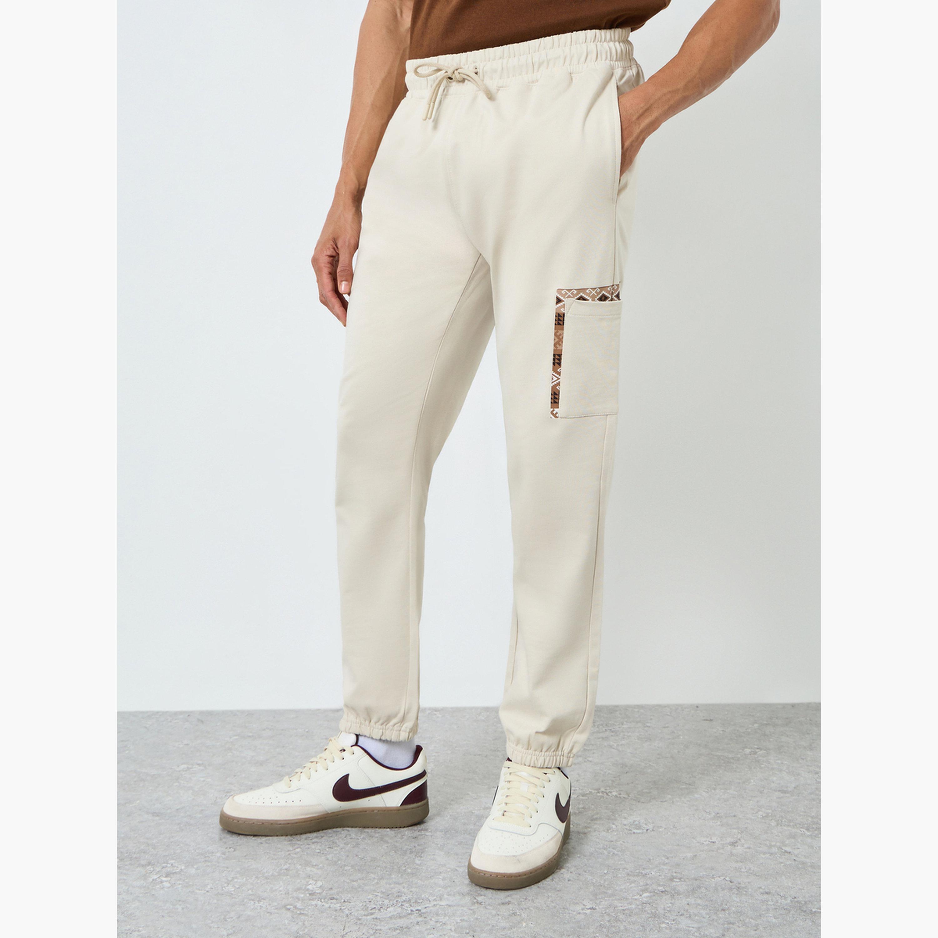 جوغر بقصة ضيقة وتفاصيل جيب-men-clothing-bottoms-joggers-image-1