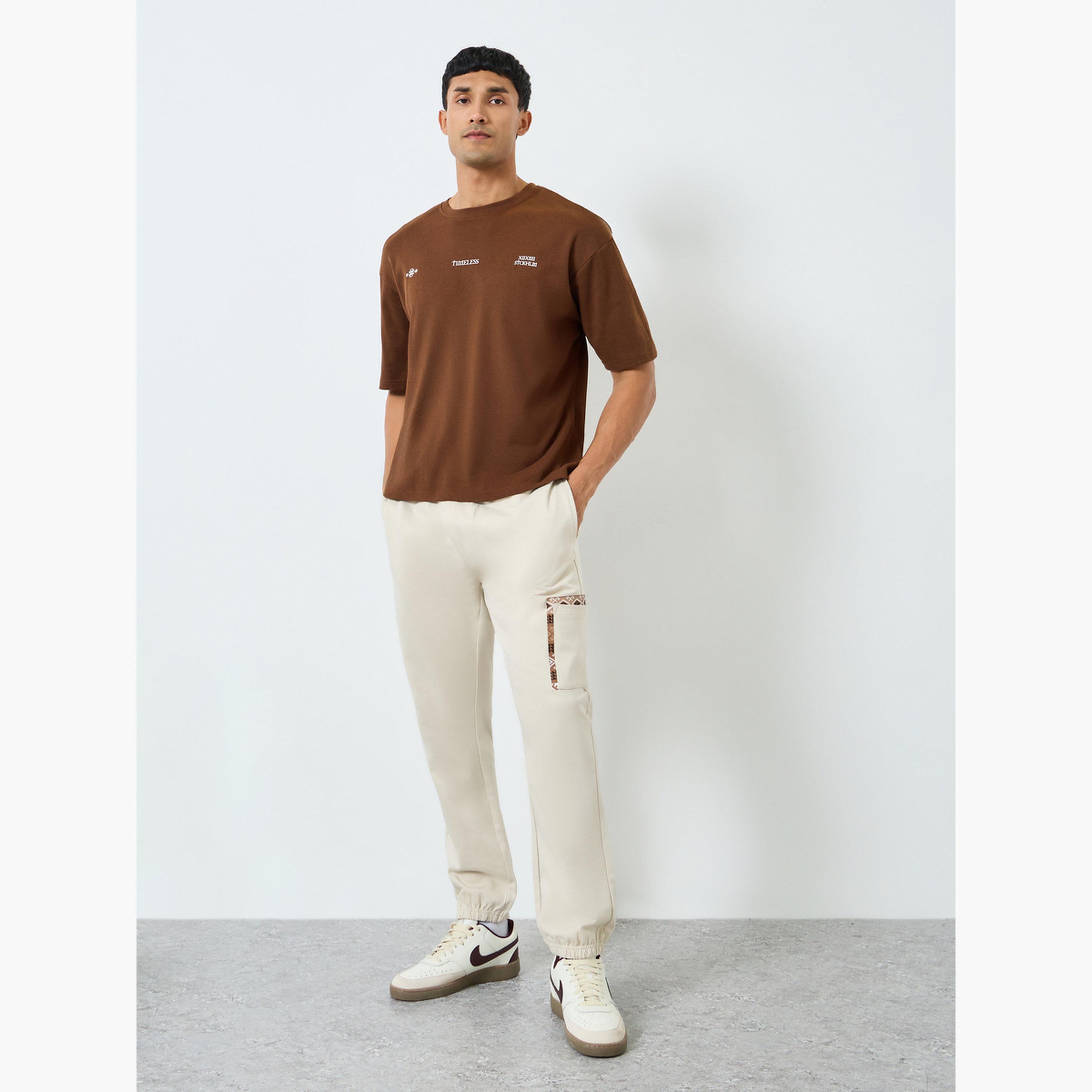 جوغر بقصة ضيقة وتفاصيل جيب-men-clothing-bottoms-joggers-image-2