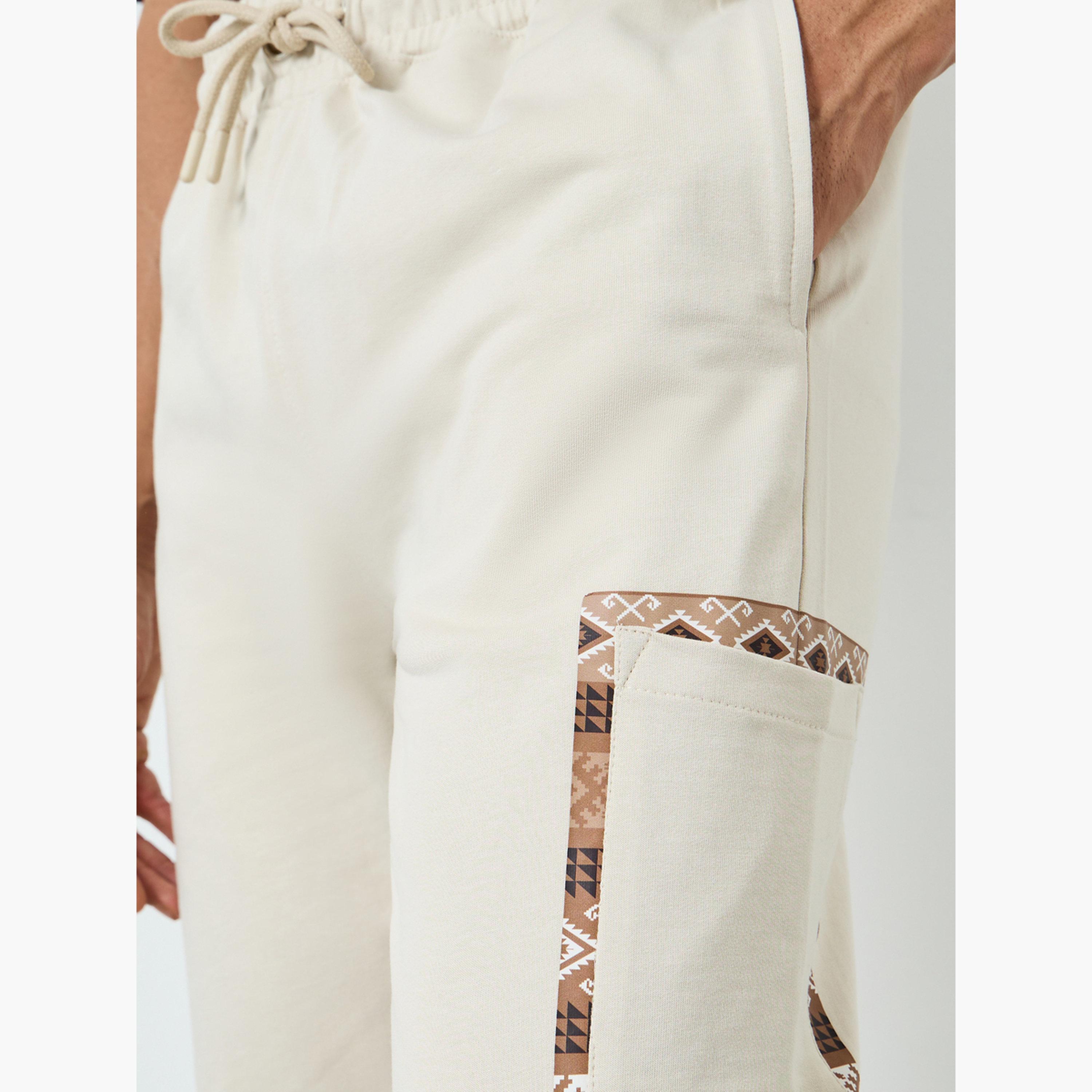 جوغر بقصة ضيقة وتفاصيل جيب-men-clothing-bottoms-joggers-image-3