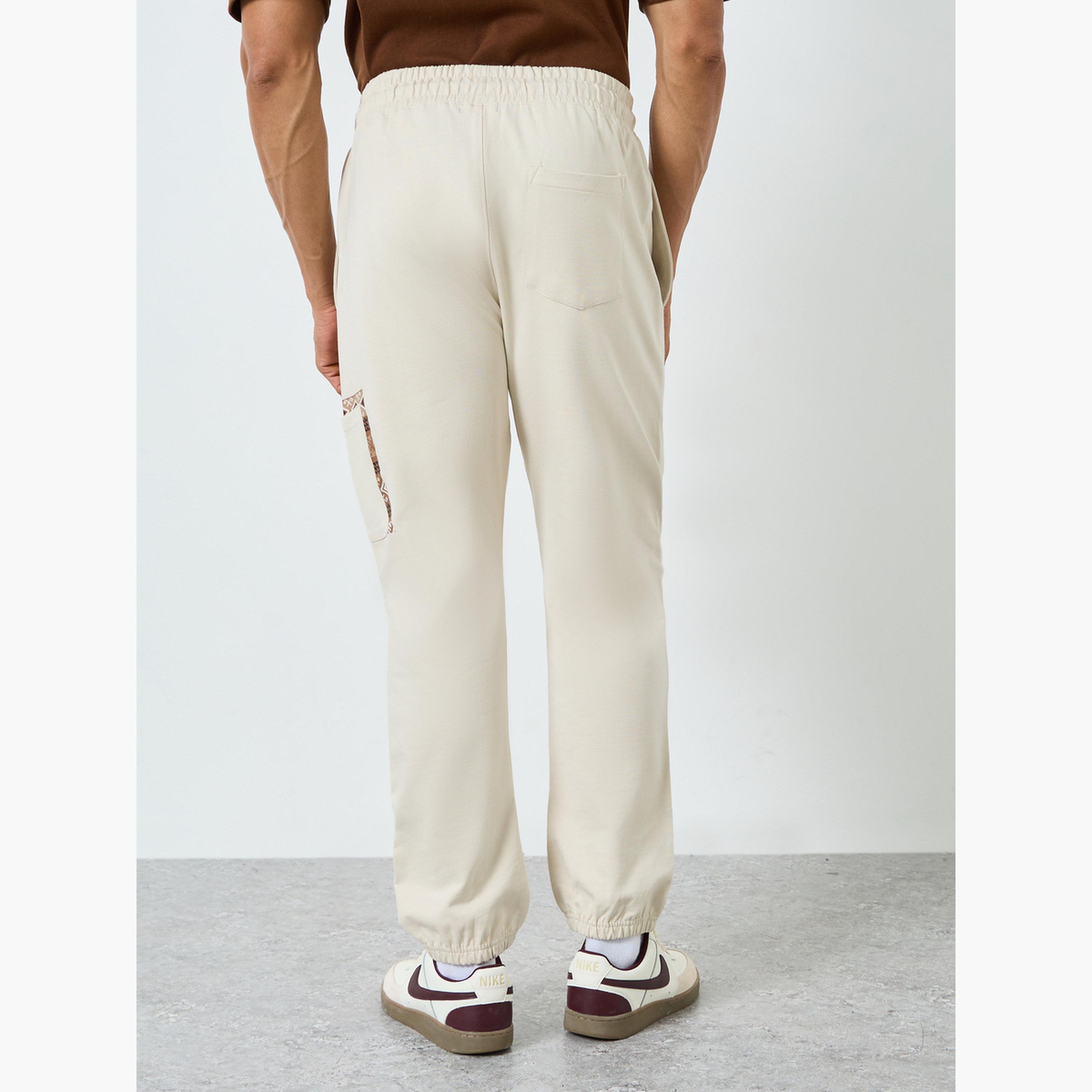 جوغر بقصة ضيقة وتفاصيل جيب-men-clothing-bottoms-joggers-image-4