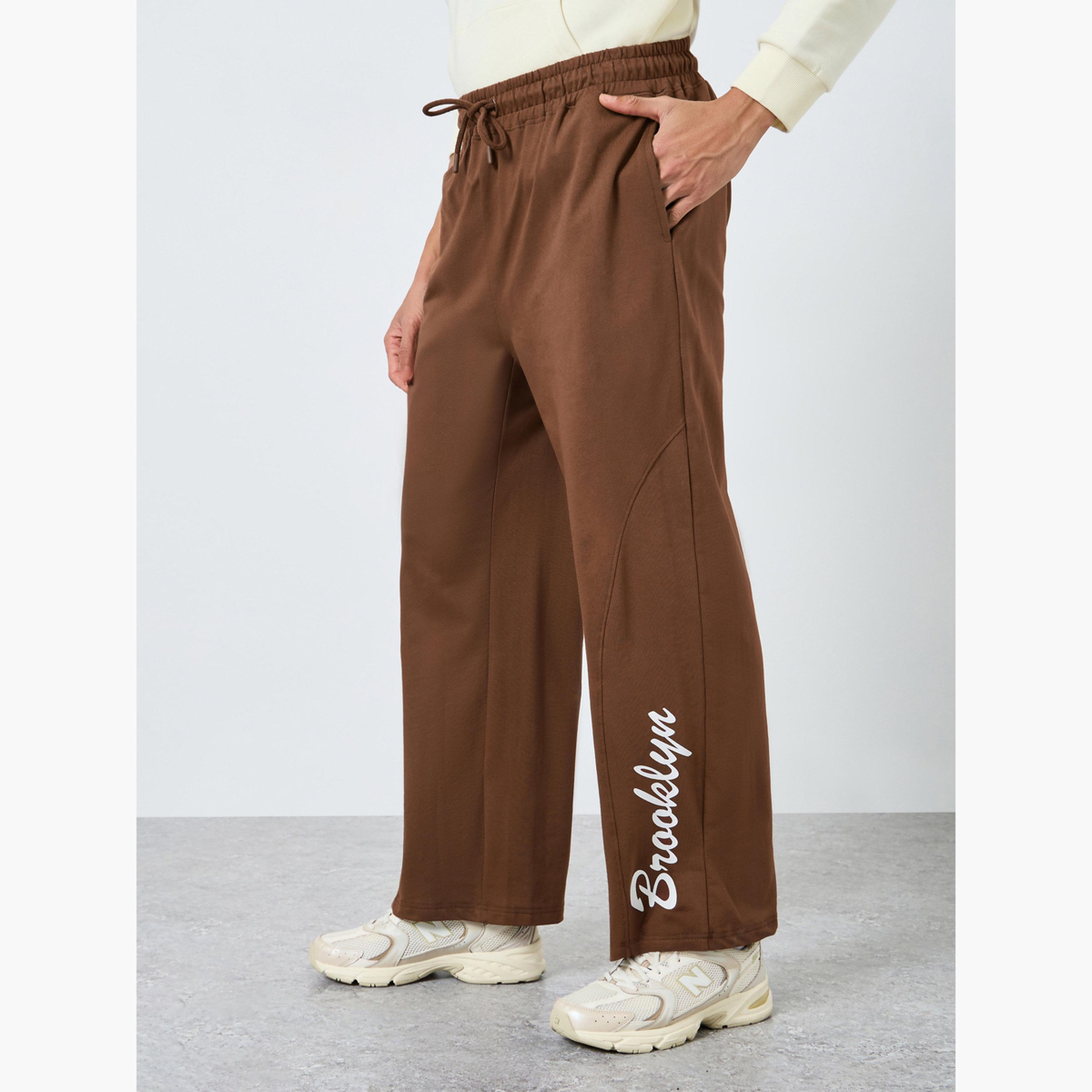 جوغر بأرجل واسعة وطبعة بروكلين-men-clothing-bottoms-joggers-image-1