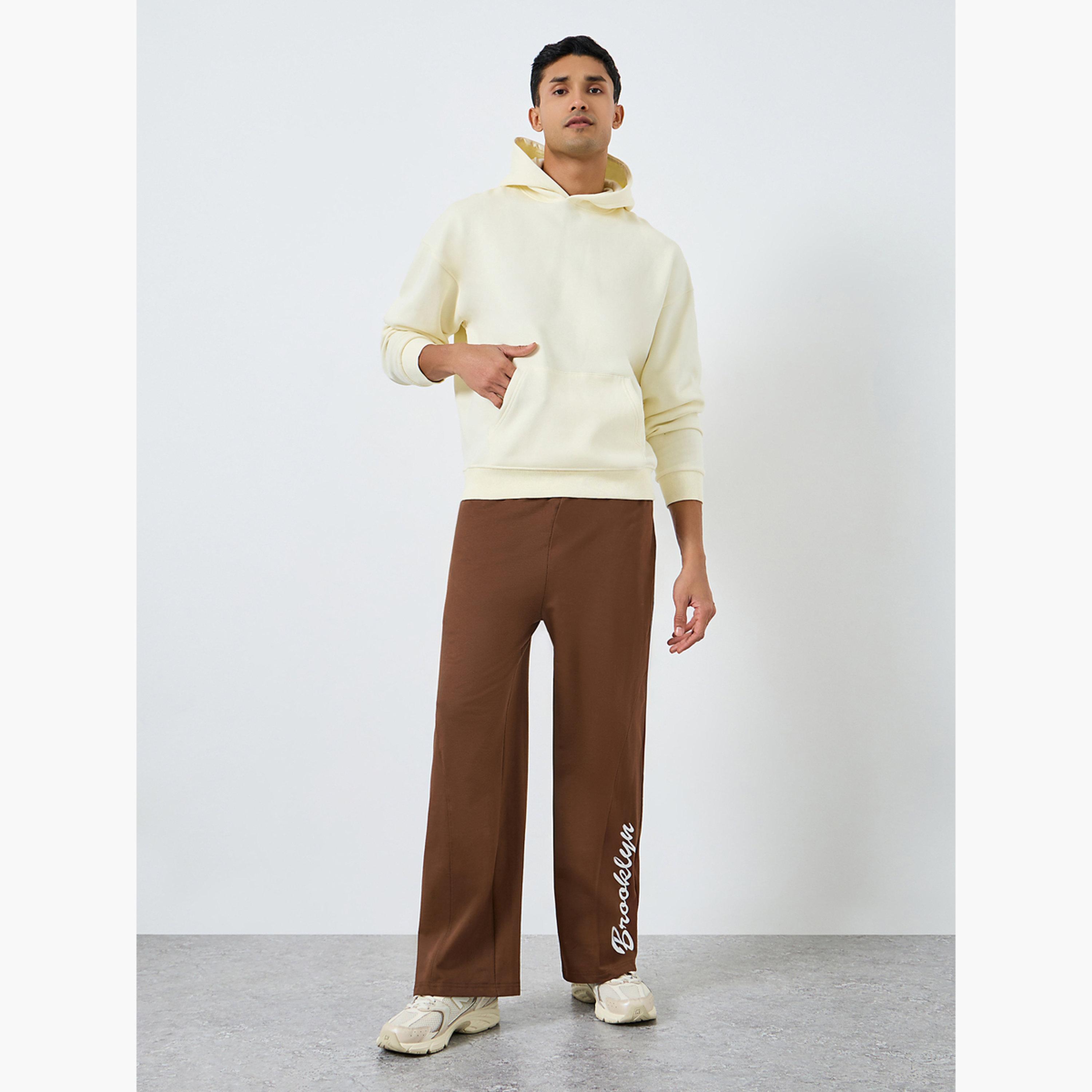 جوغر بأرجل واسعة وطبعة بروكلين-men-clothing-bottoms-joggers-image-2