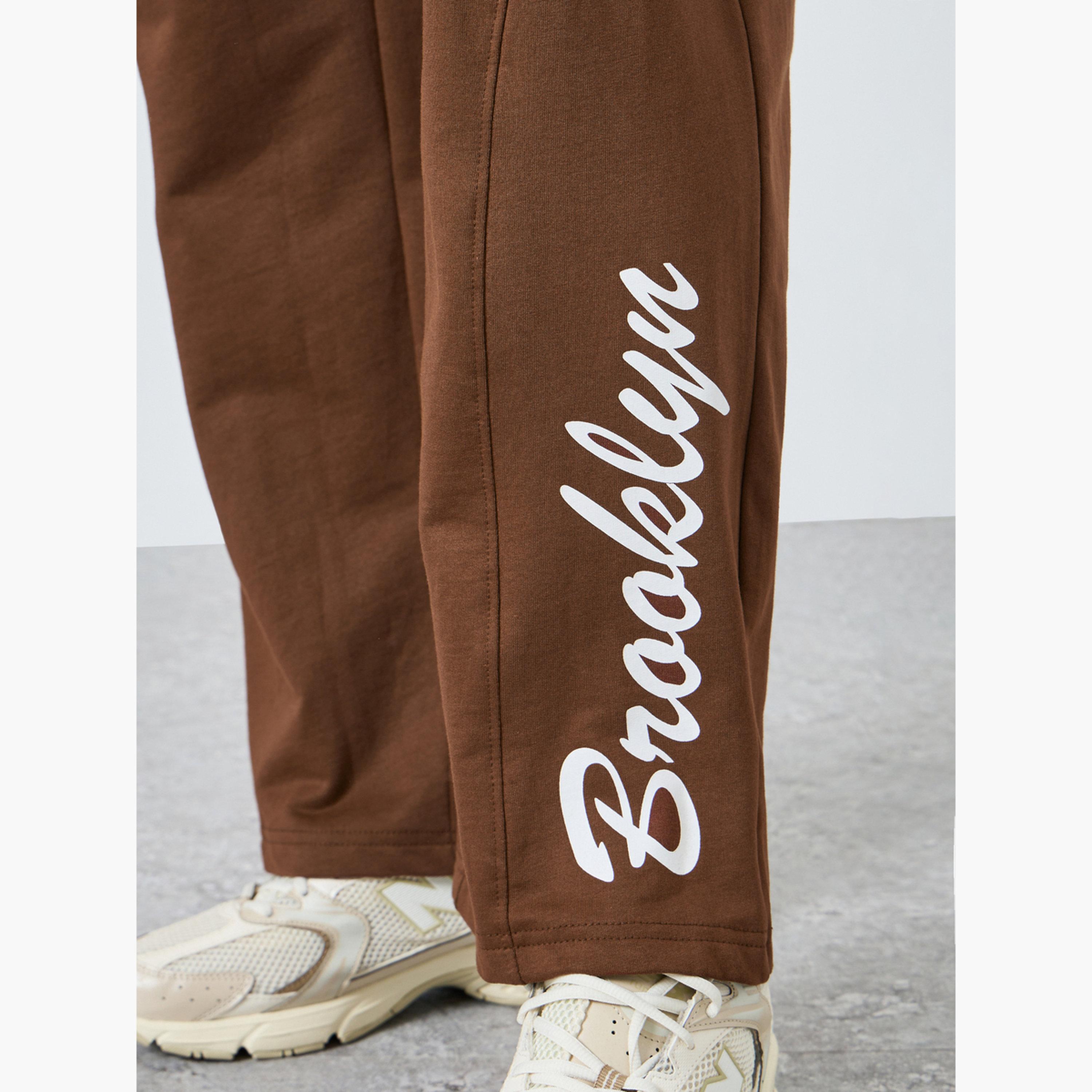 جوغر بأرجل واسعة وطبعة بروكلين-men-clothing-bottoms-joggers-image-3
