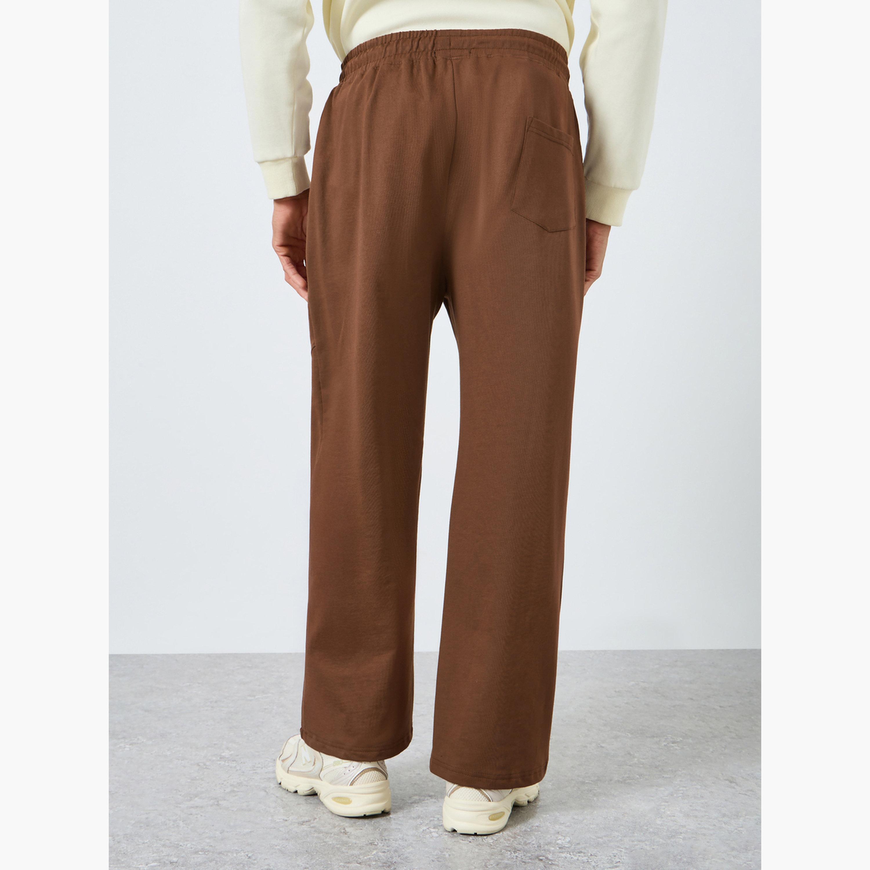 جوغر بأرجل واسعة وطبعة بروكلين-men-clothing-bottoms-joggers-image-4