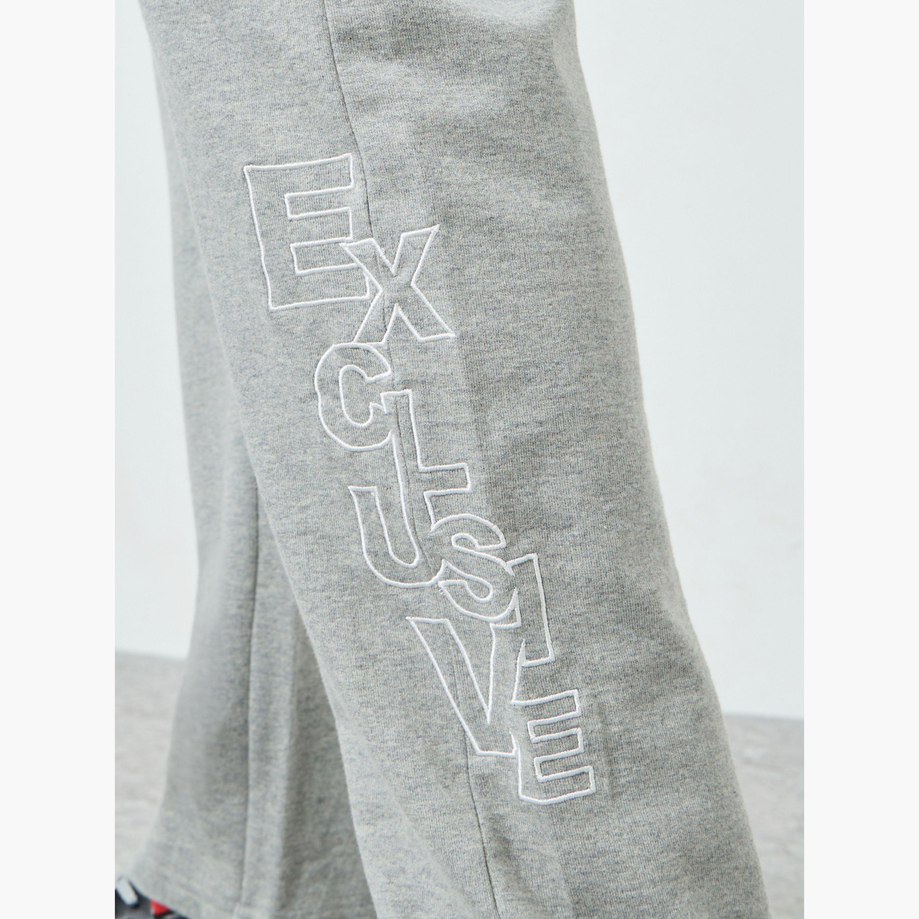 جوغر تيري بقصة أرجس مستقيمة وتفاصيل مُطرّزة-men-clothing-bottoms-joggers-image-4