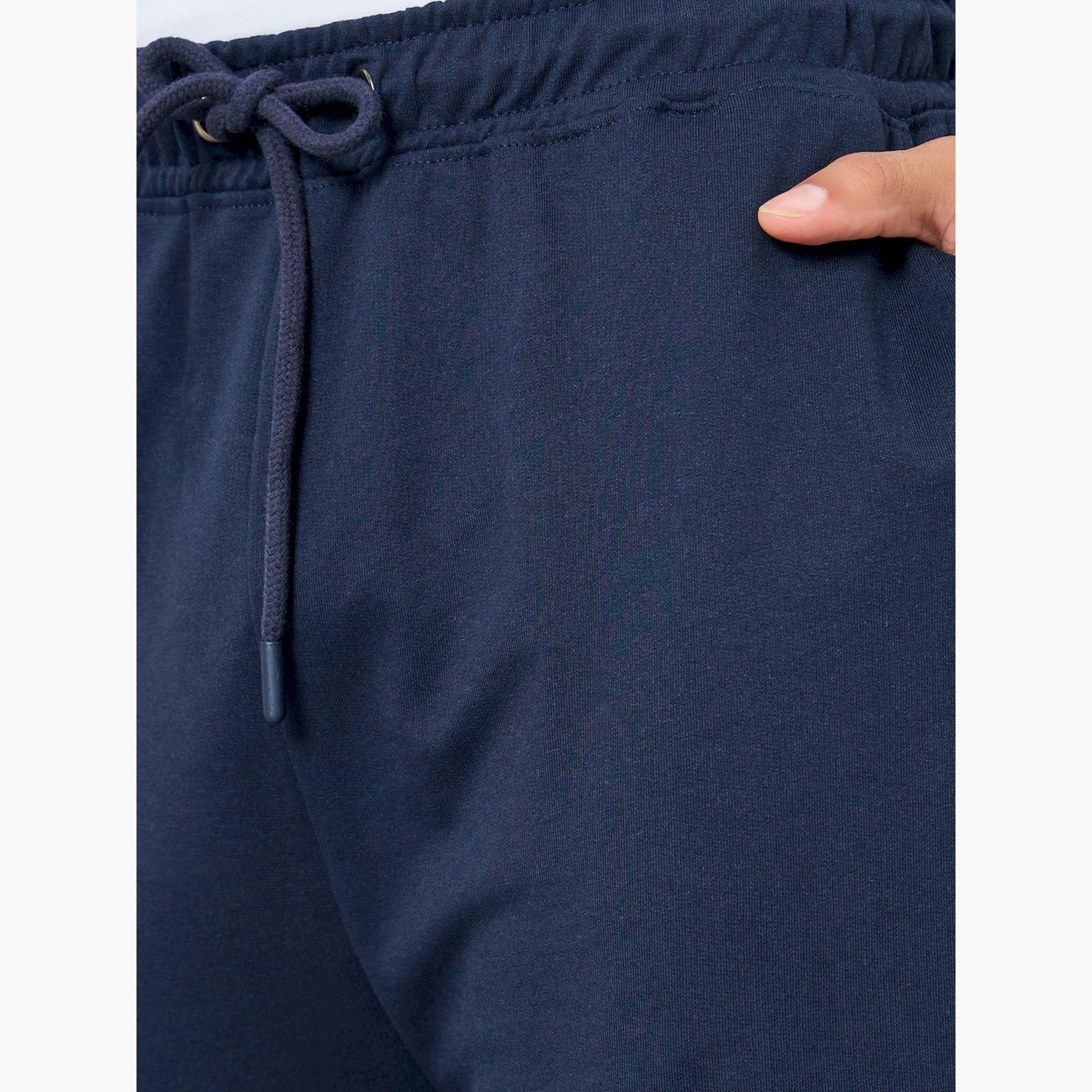 جوغر تيري بأرجل مستقيمة وتطريز متناغم-men-clothing-bottoms-joggers-image-3